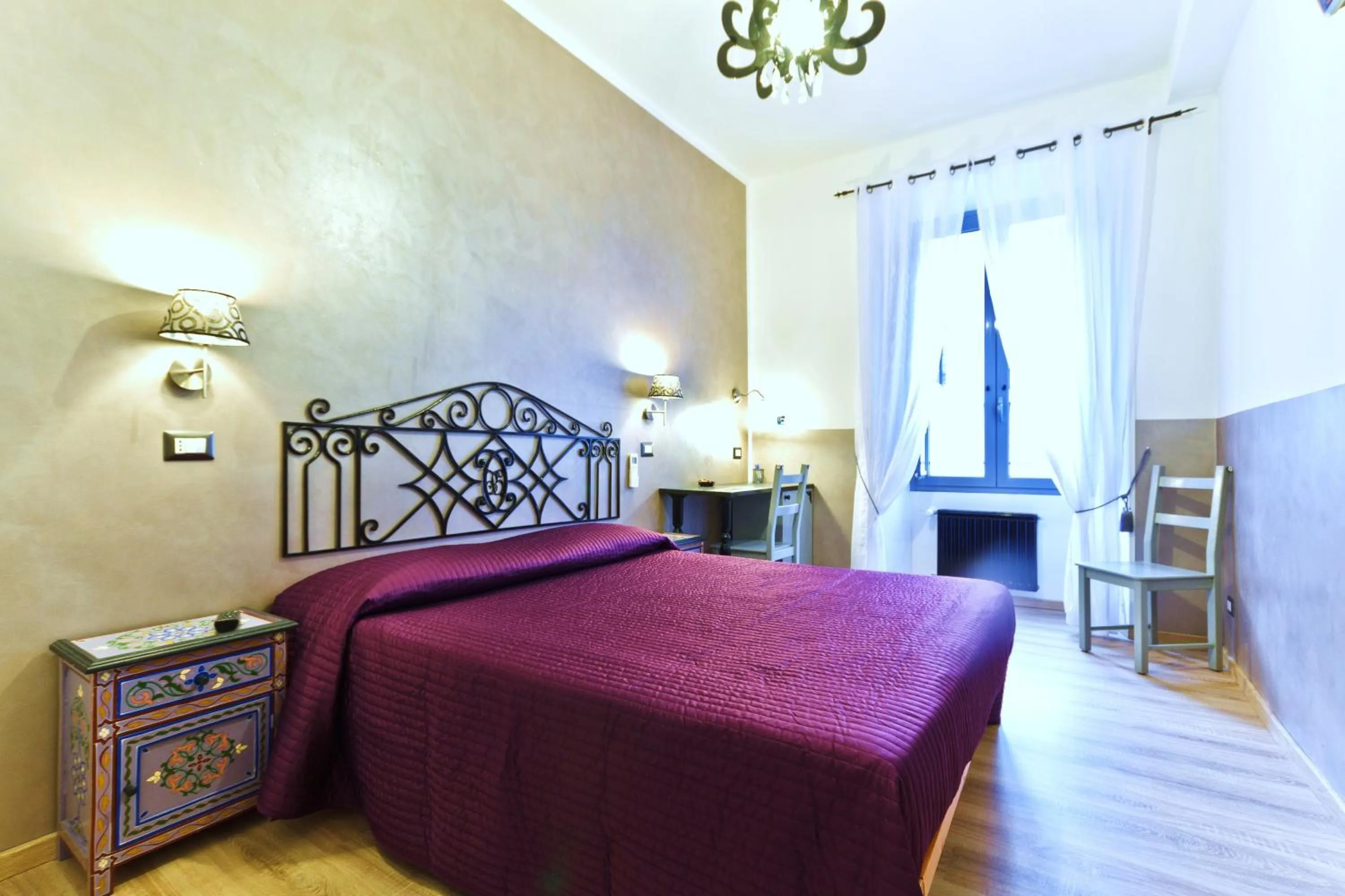 Photo of the whole room, Bed in Dream Station