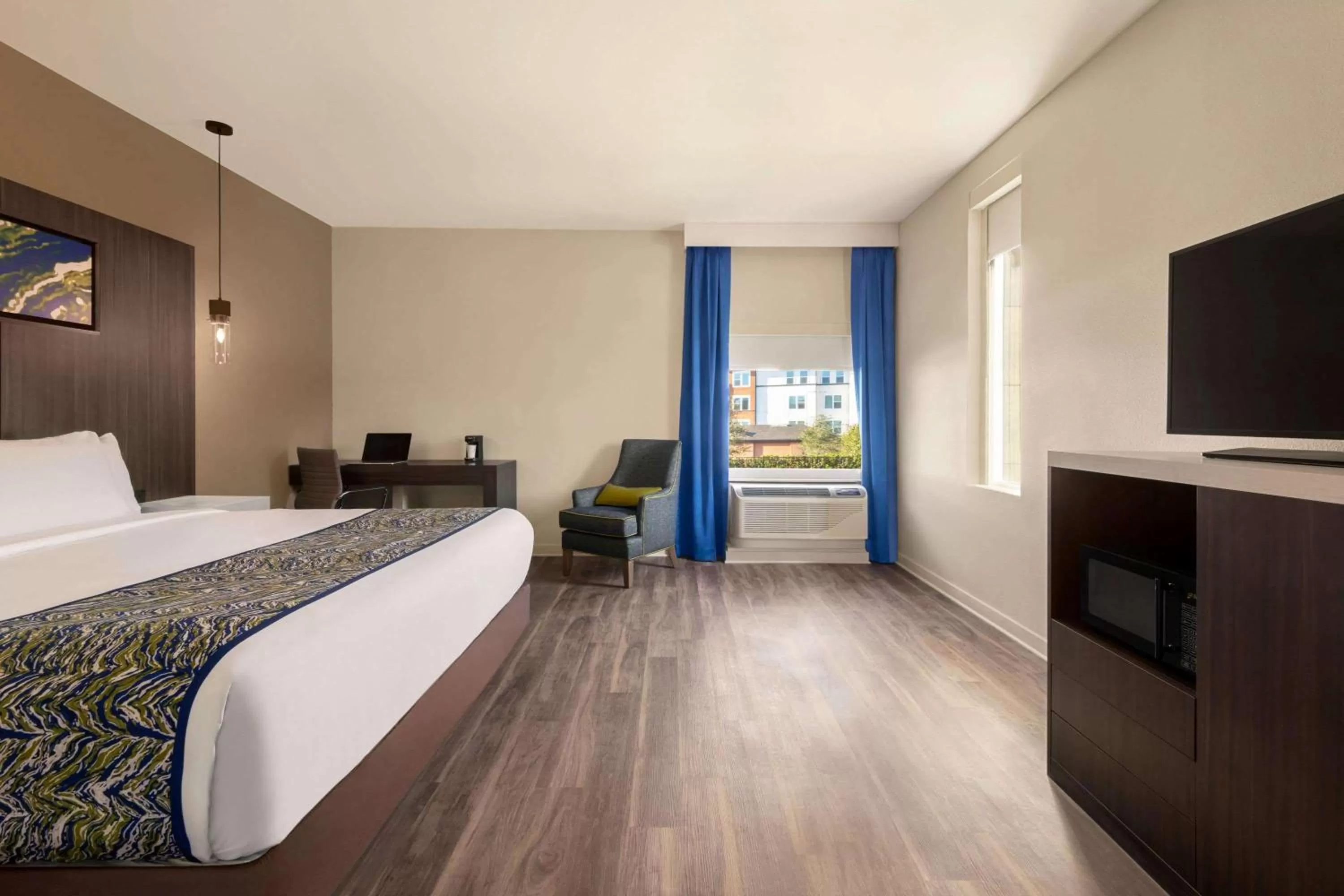 Photo of the whole room, Bed in La Quinta Inn & Suites by Wyndham Orlando I-Drive Theme Parks