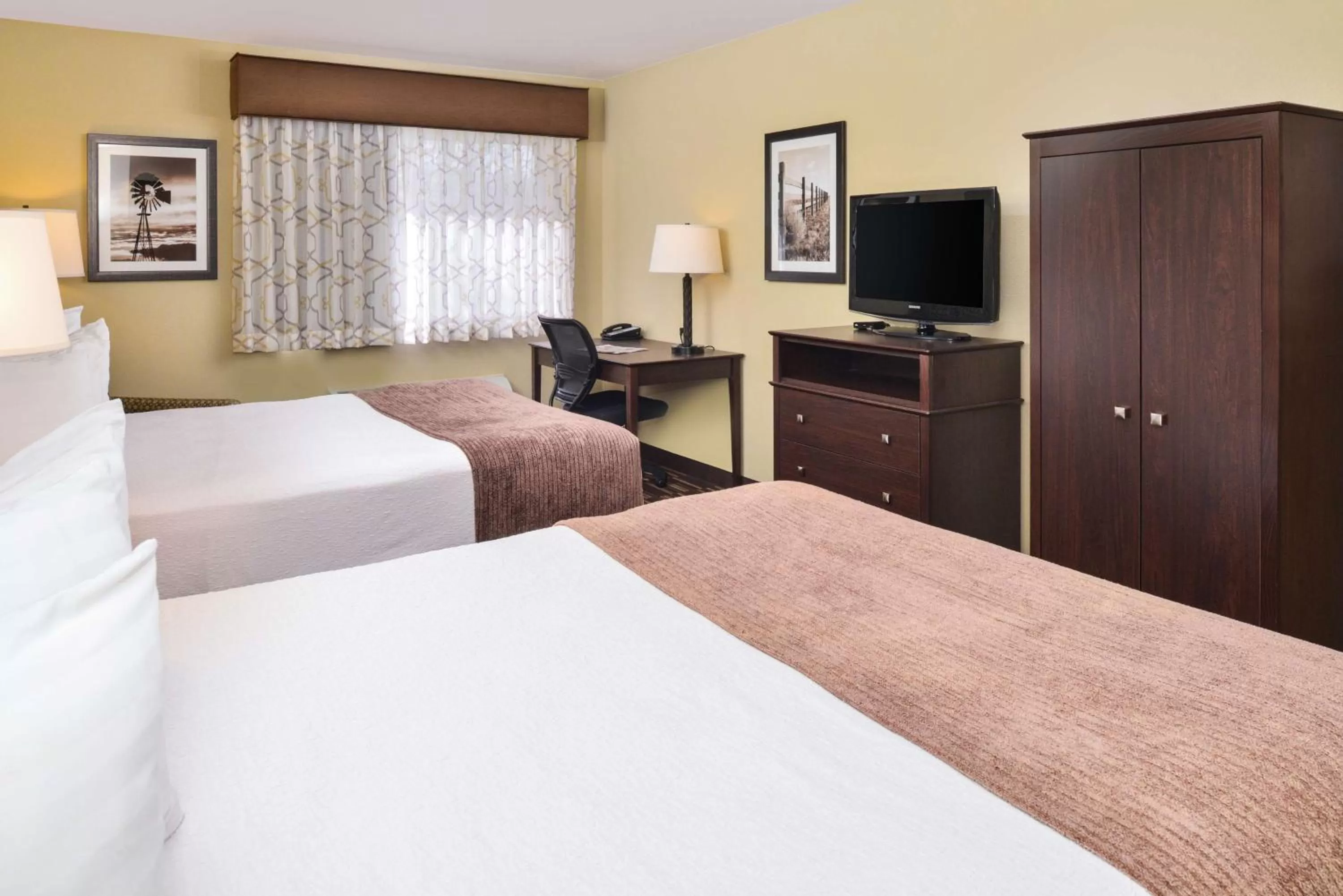 Photo of the whole room, Bed in Best Western Sundowner