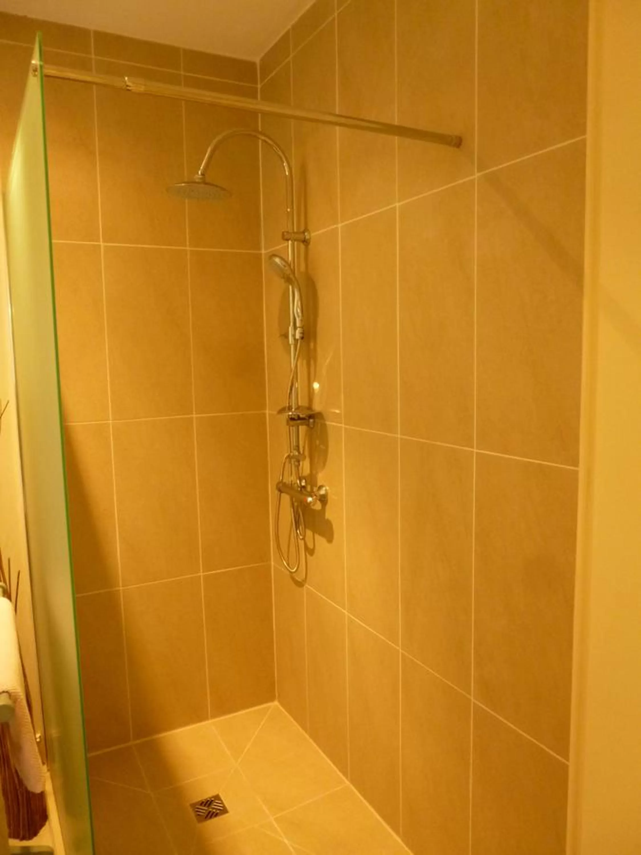 Shower in Les Glycines