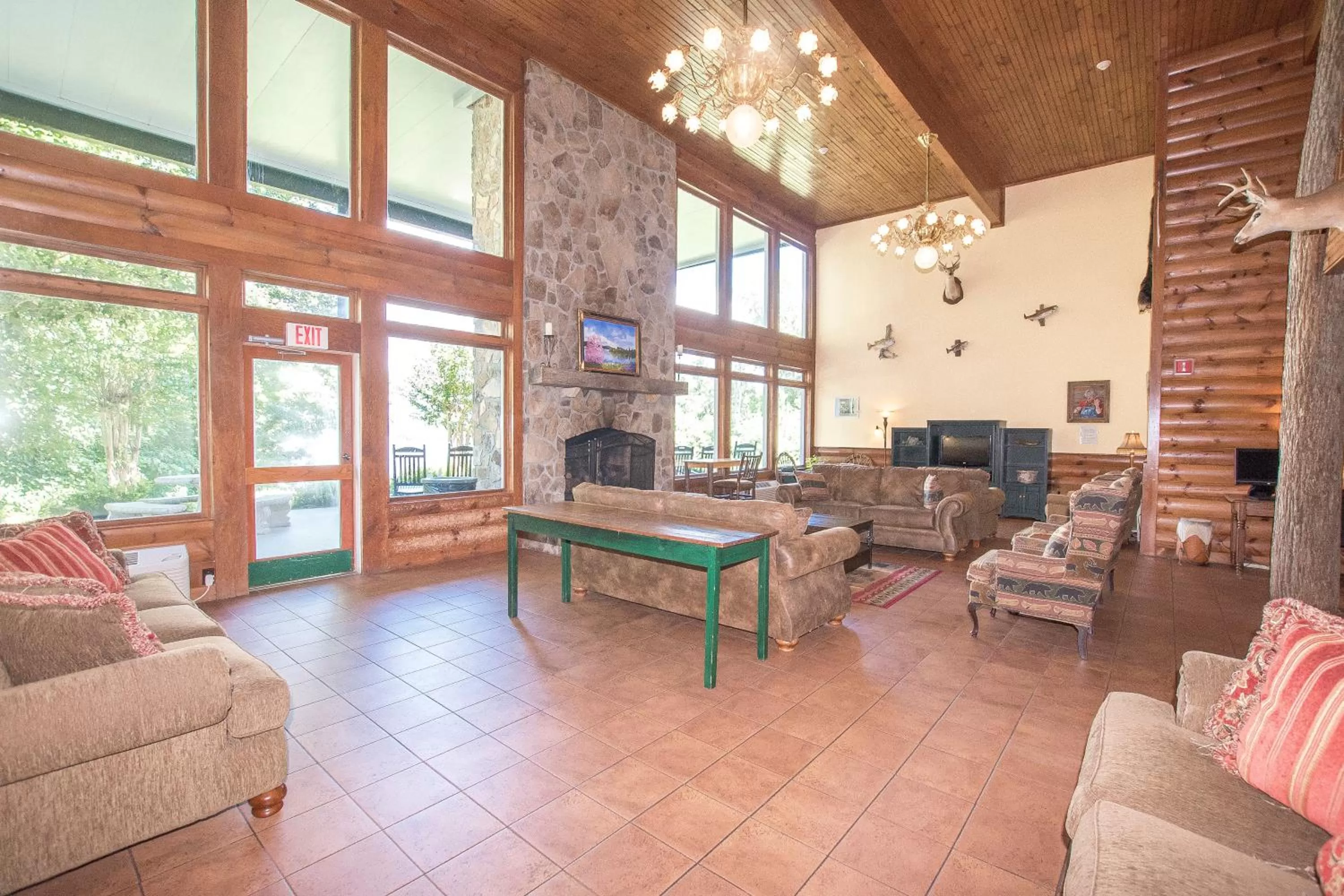 Lobby or reception in Lake Chatuge Lodge