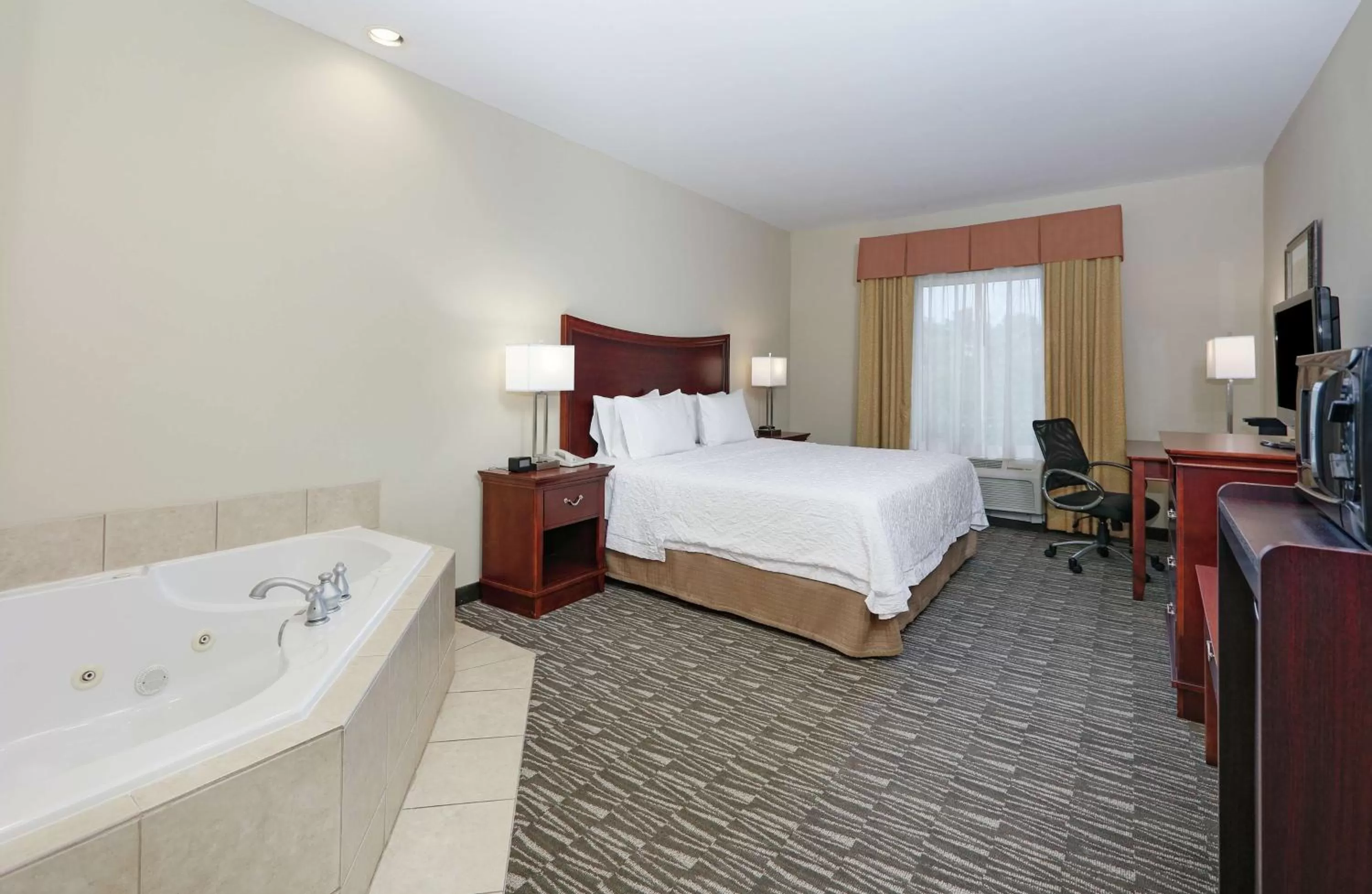 Living room, Bed in Hampton Inn & Suites Southern Pines-Pinehurst