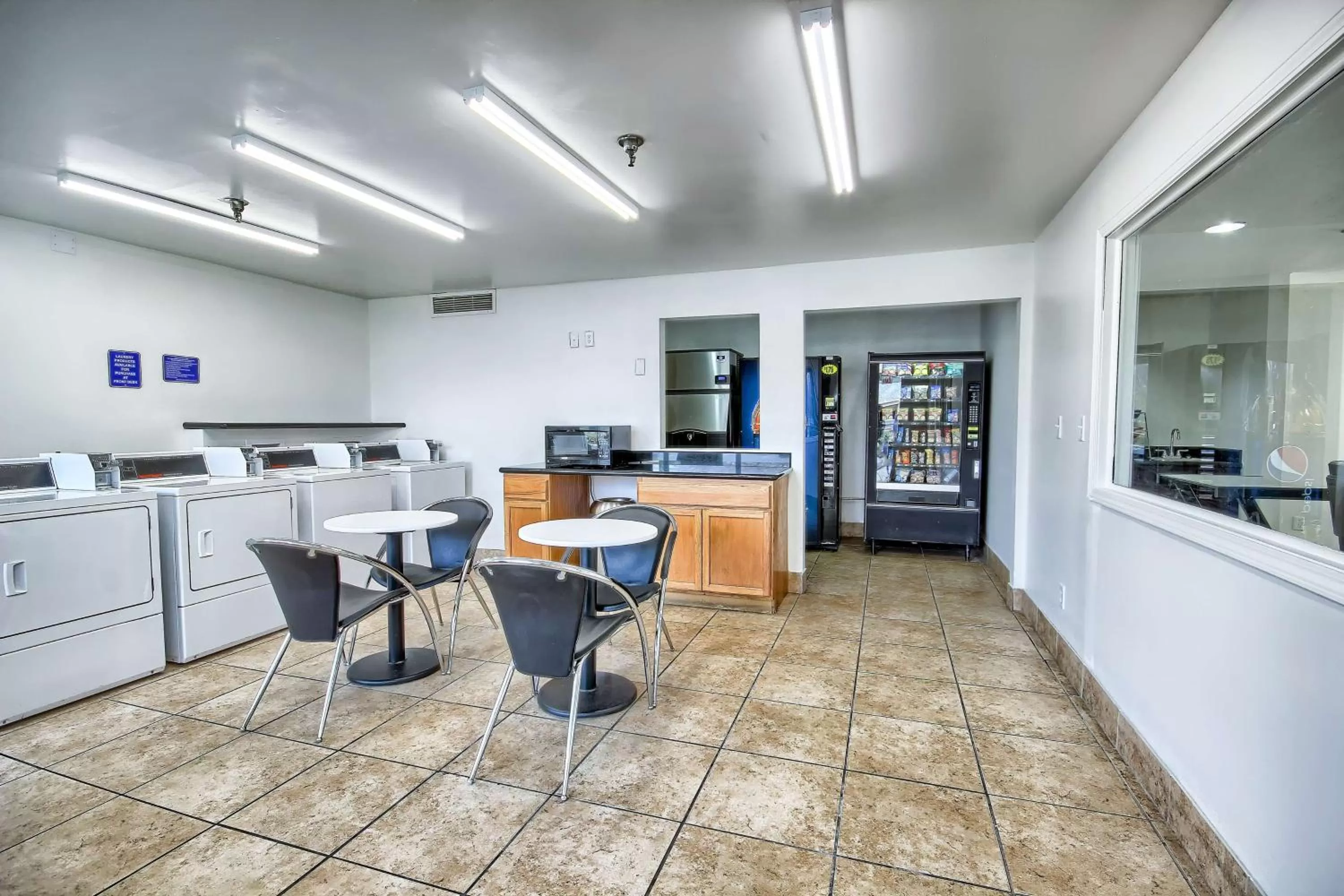 Seating area in Motel 6-Columbus, OH - West