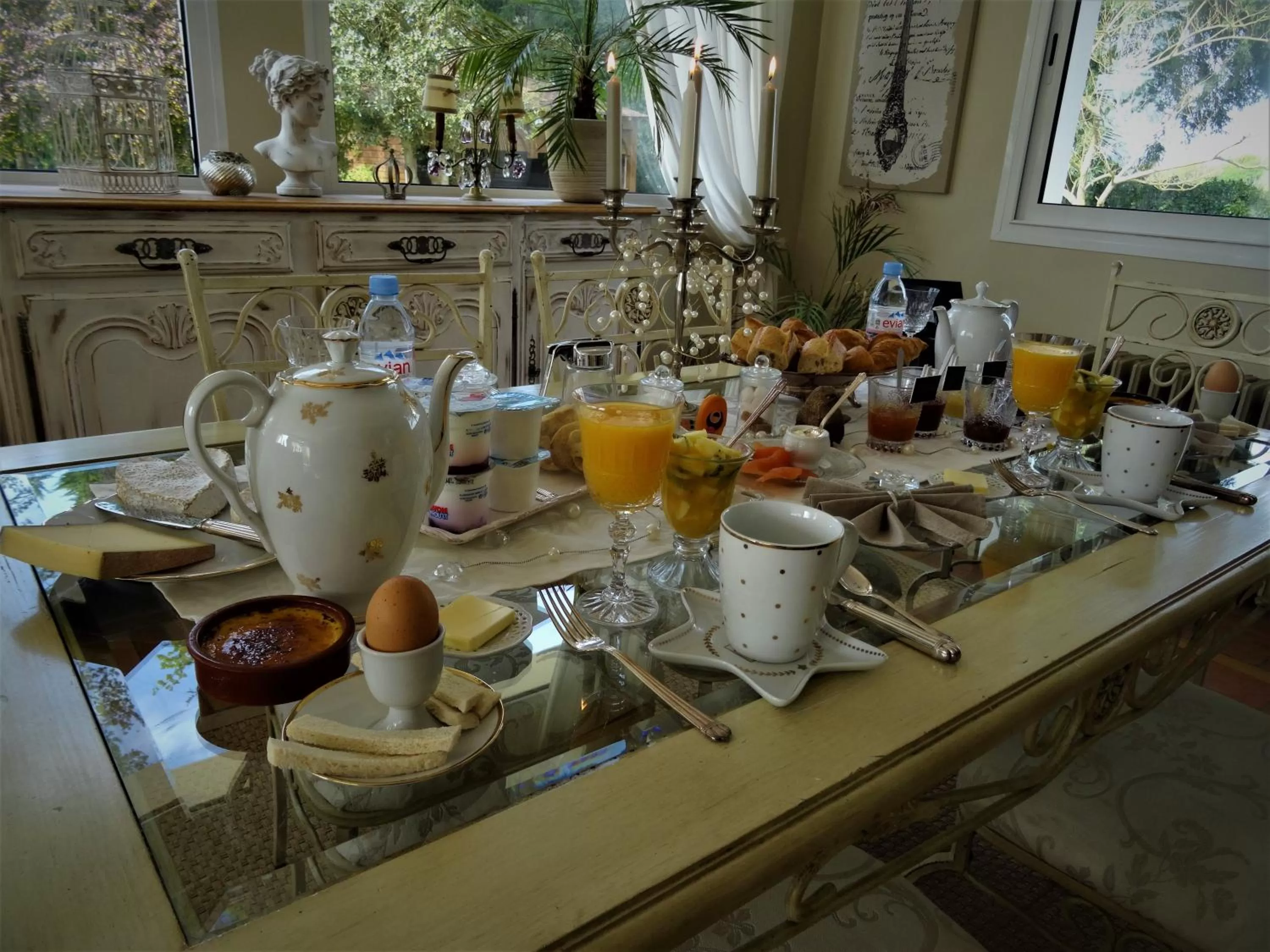 Continental breakfast in Villa La Clef Des Champs