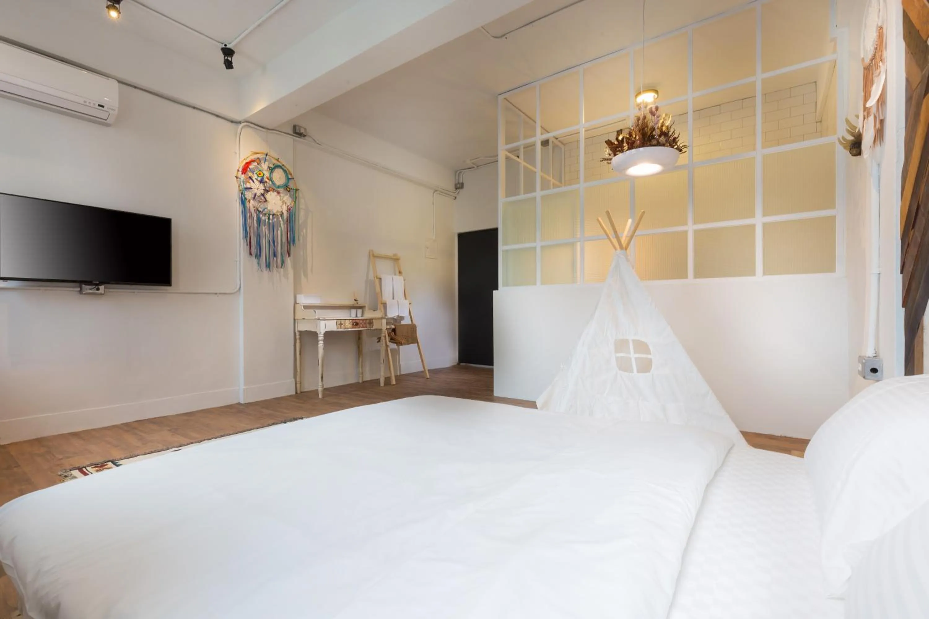 TV and multimedia, Bed in You Worth Inn