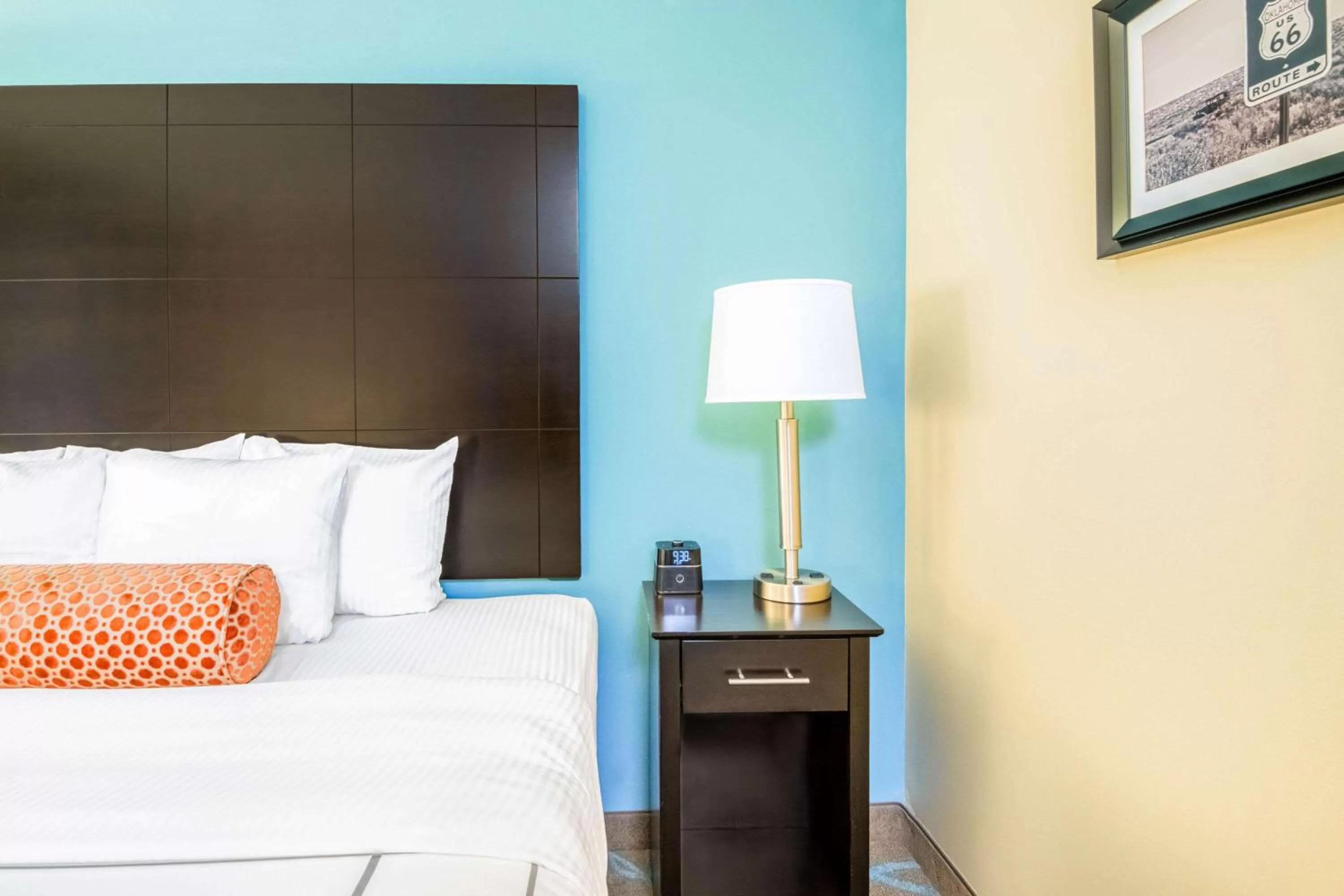 Photo of the whole room, Bed in La Quinta by Wyndham Clinton Historic Route 66