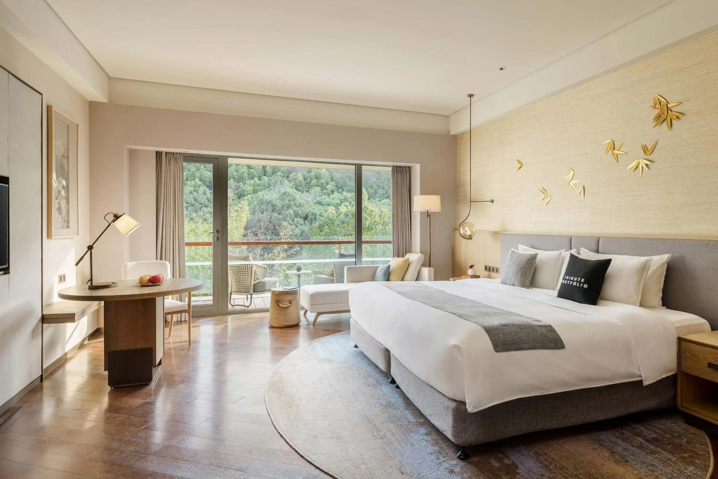 Photo of the whole room, Bed in The Yuluxe Sheshan, Shanghai, A Tribute Portfolio Hotel