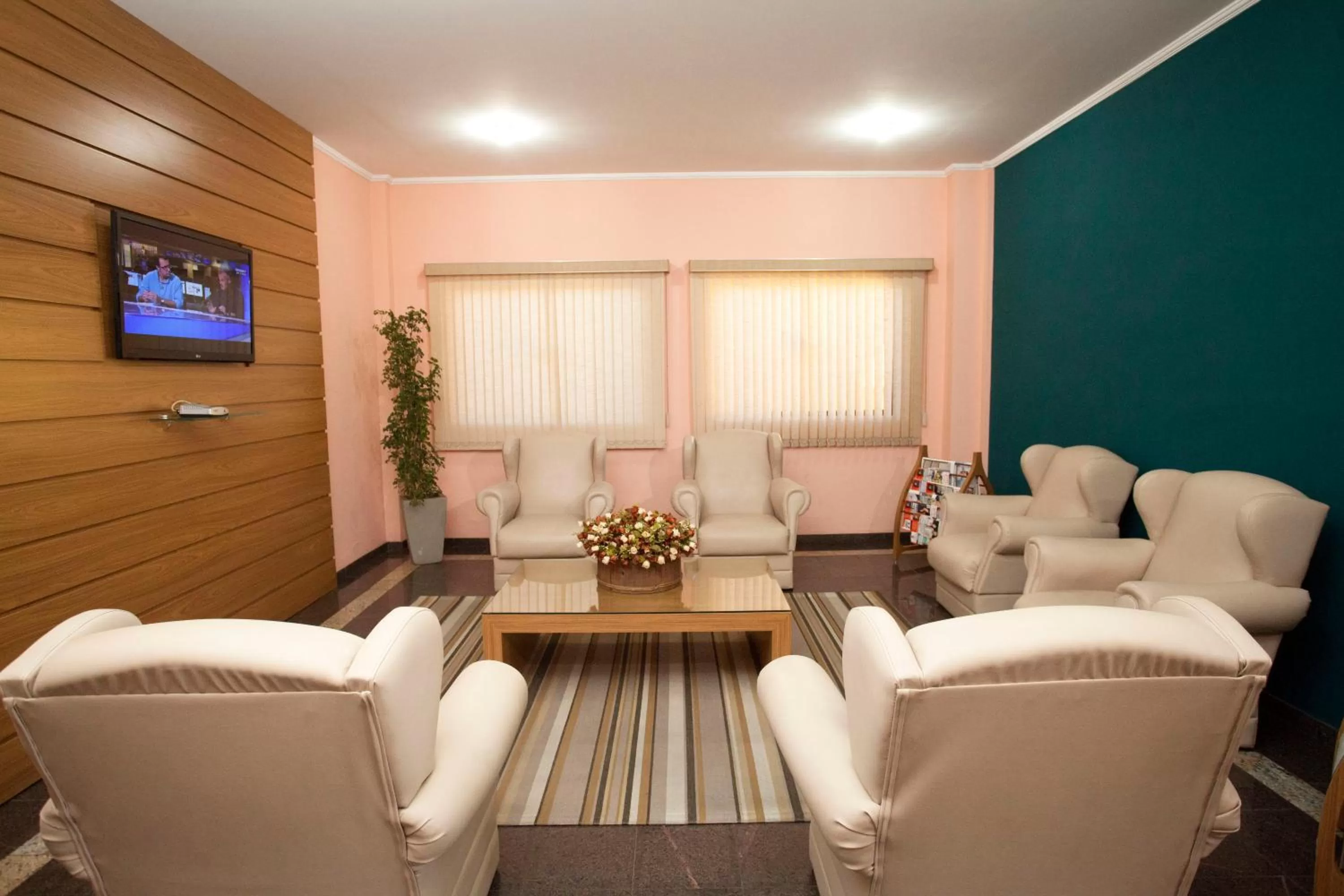 Communal lounge/ TV room in Indaiá Hotel Residence
