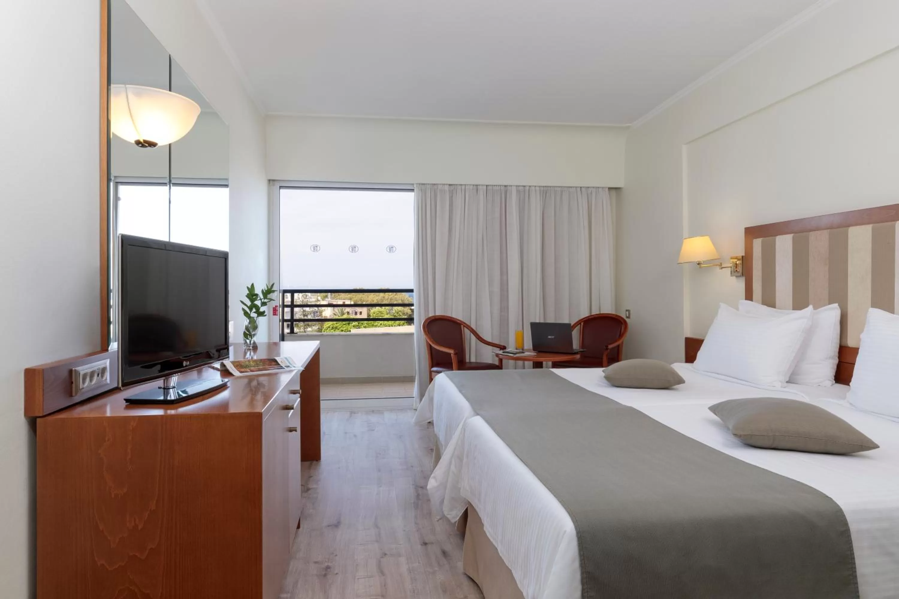 Photo of the whole room, Bed in Best Western Plus Hotel Plaza