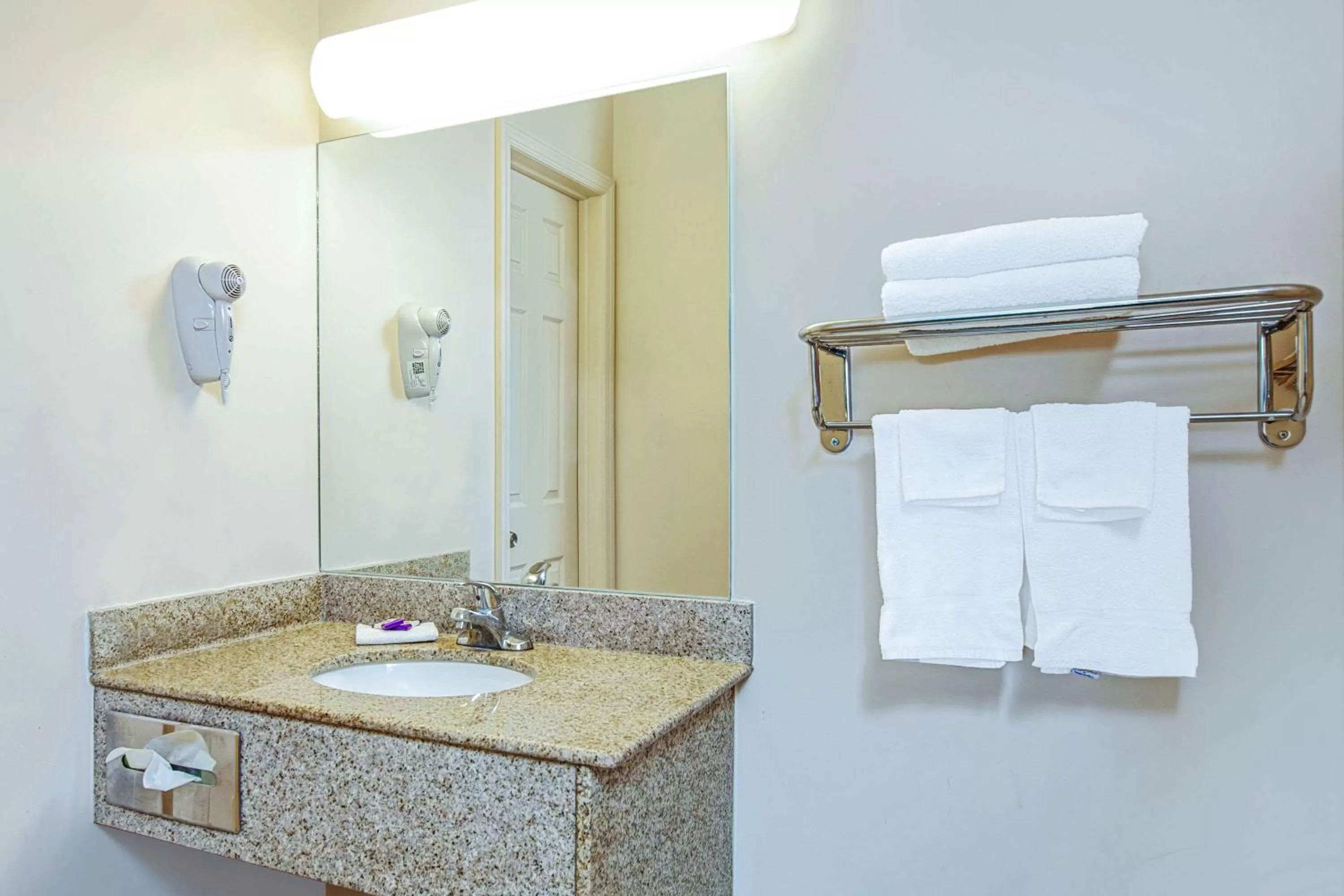 Photo of the whole room in Knights Inn South Hackensasck