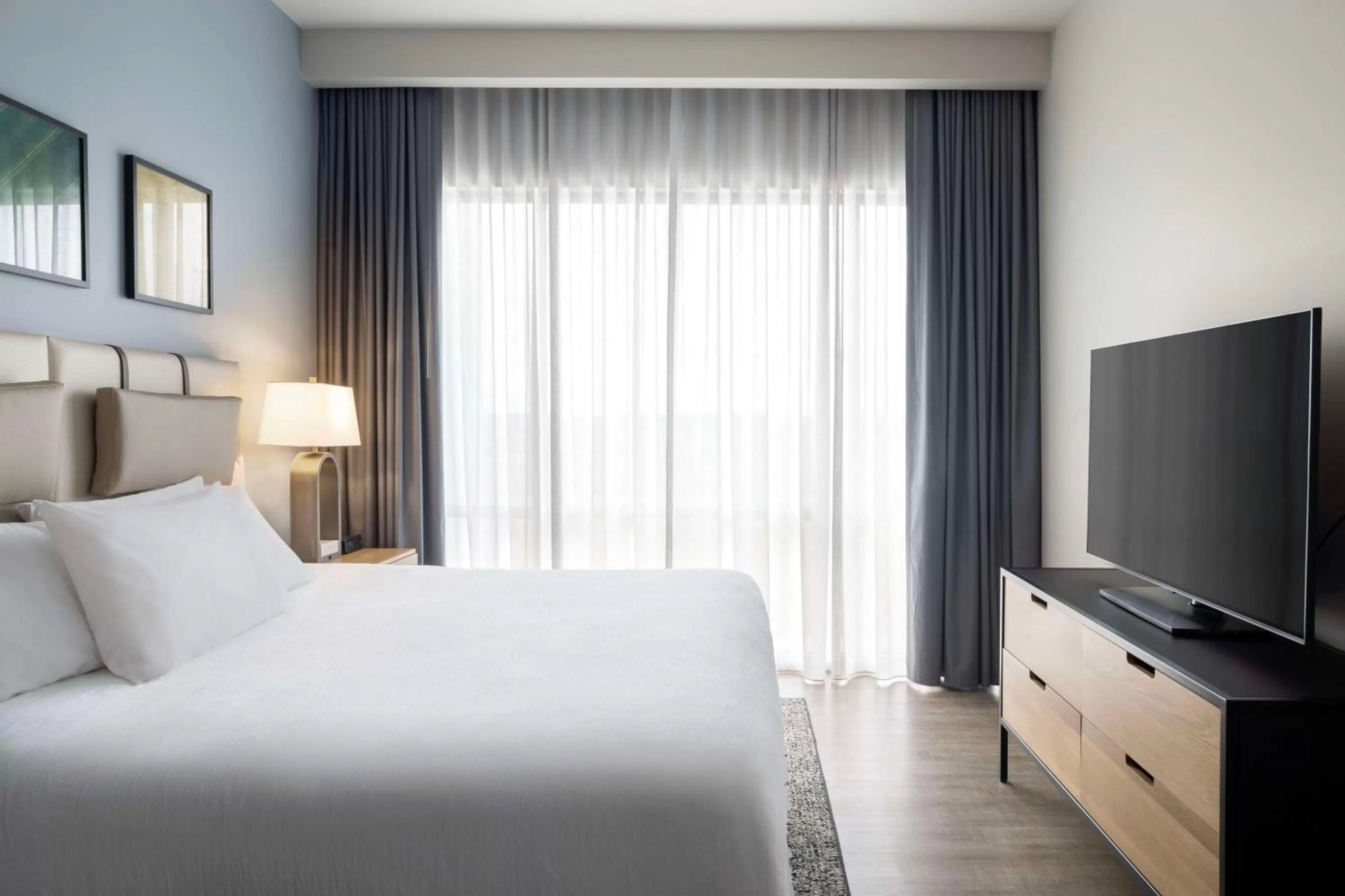 Bed in Embassy Suites By Hilton Bowling Green