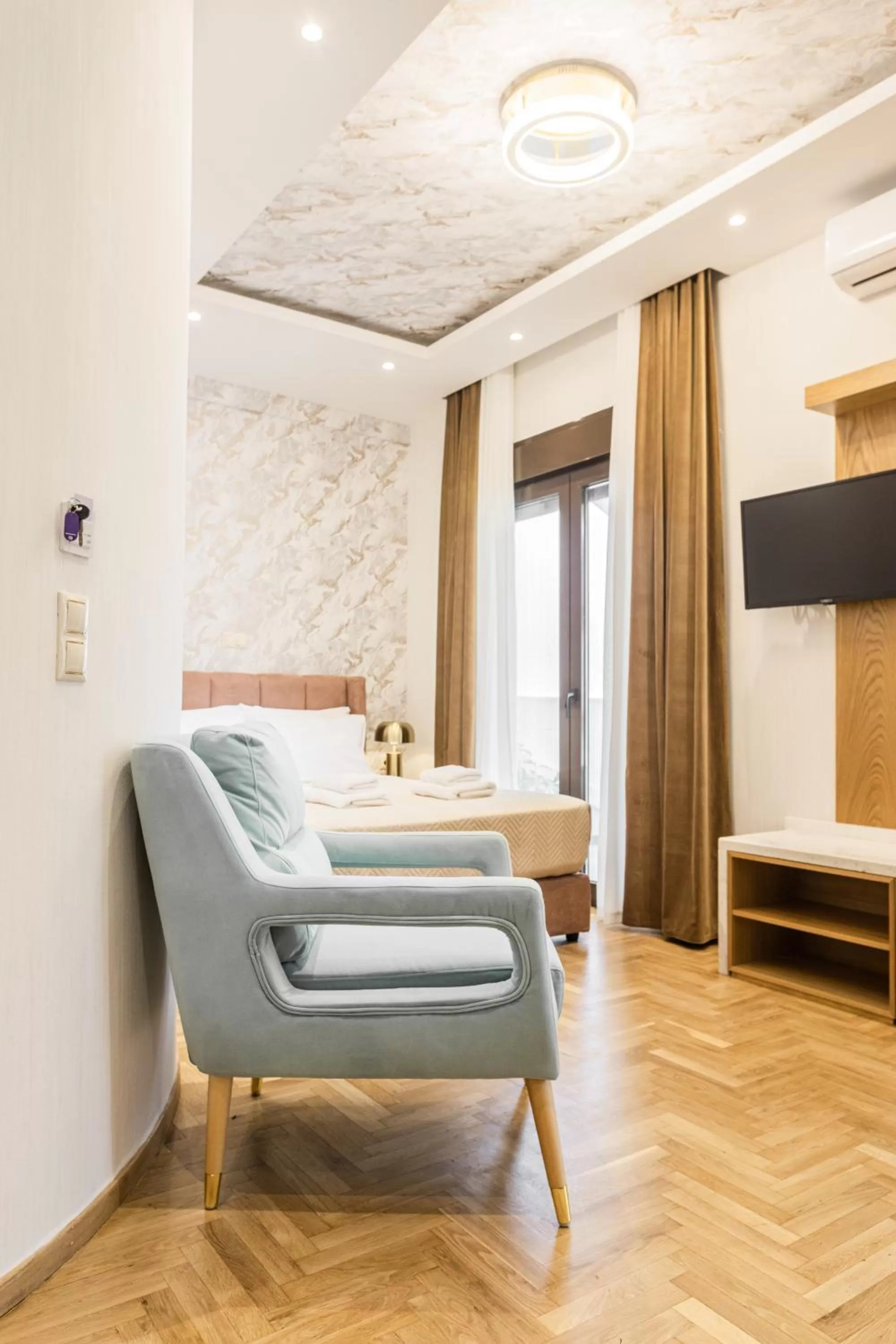 Seating area in Nicholas Point Apartments and Rooms