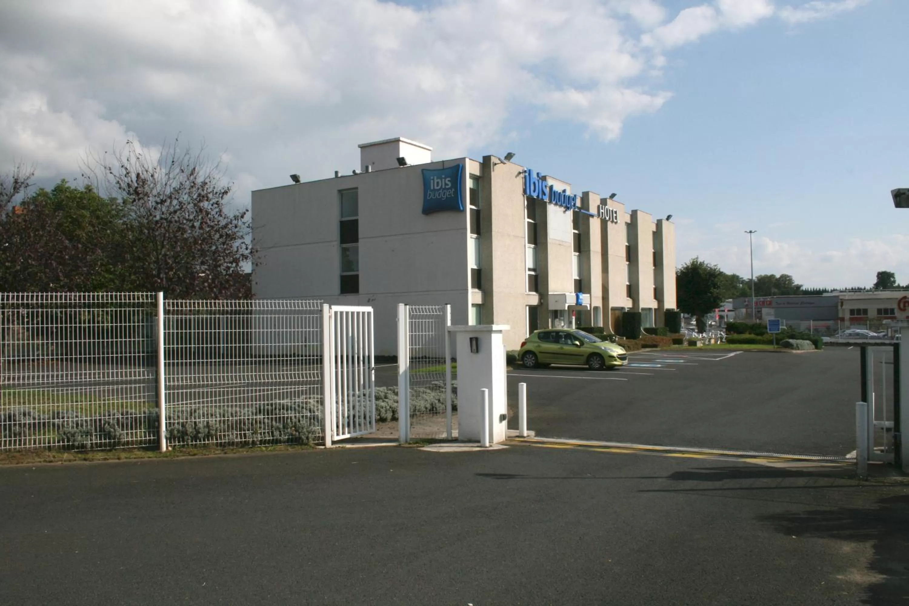 Facade/entrance in ibis Budget Thiers