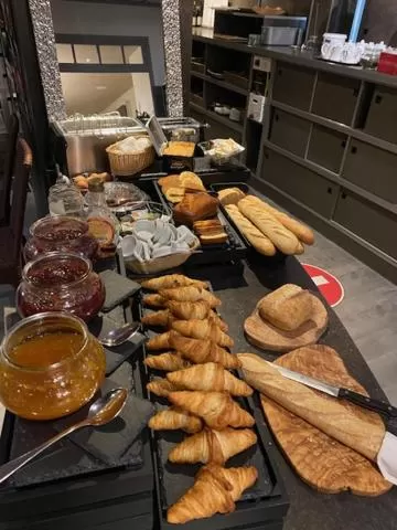 Breakfast in Logis Central Hôtel - Restaurant & Spa