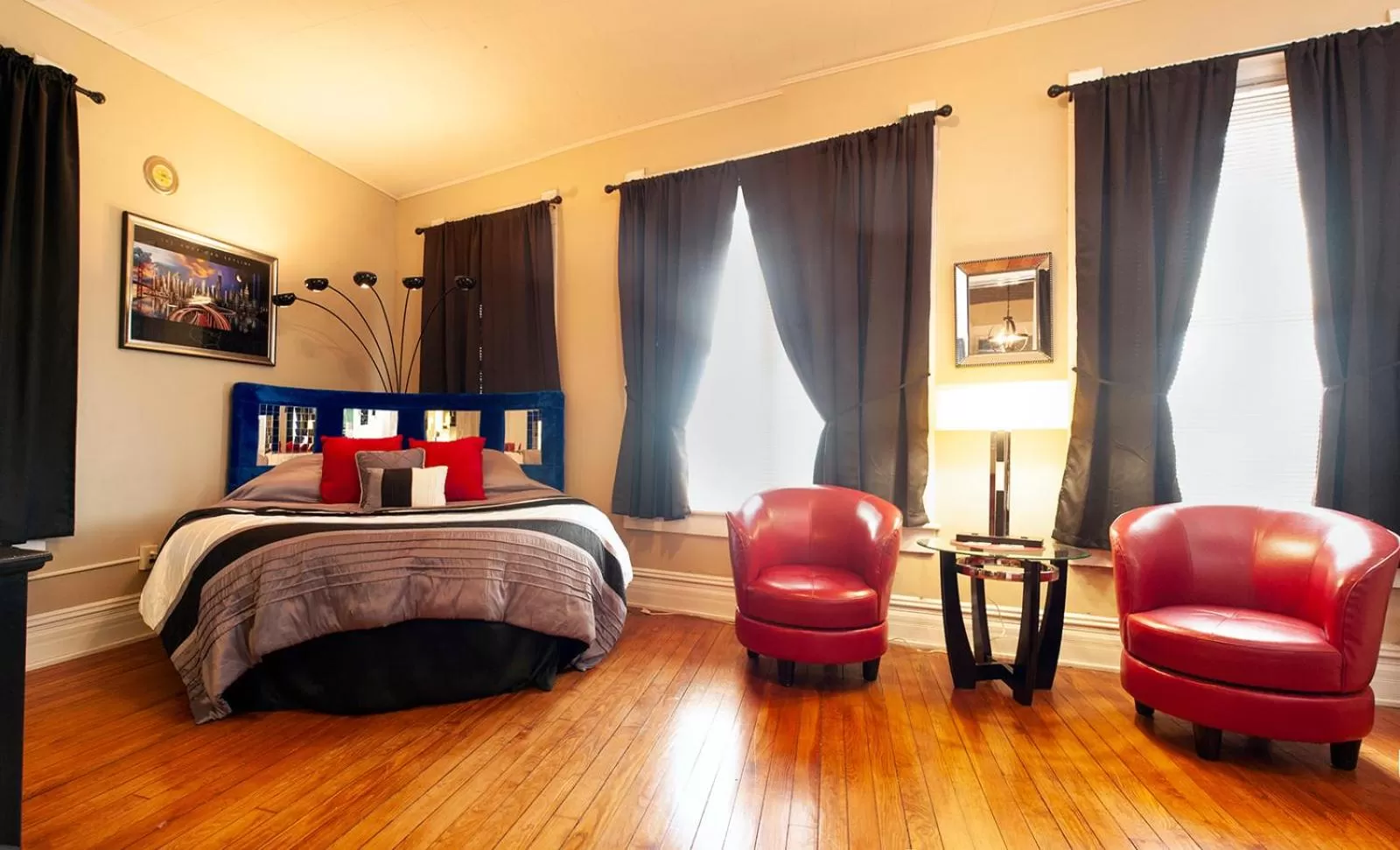 Photo of the whole room, Bed in The Historic Wolf Hotel