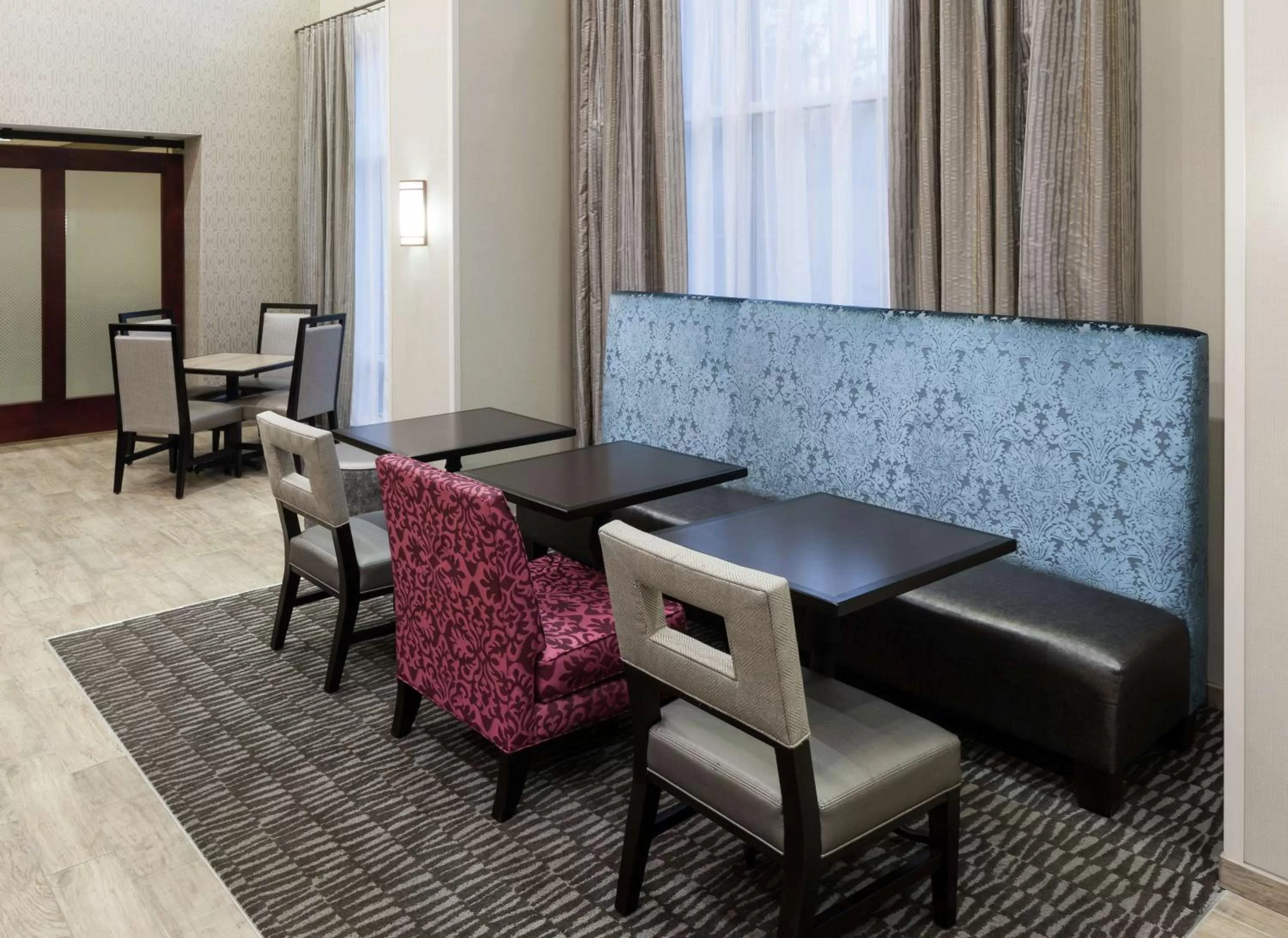 Dining area in Hampton Inn & Suites Westford-Chelmsford