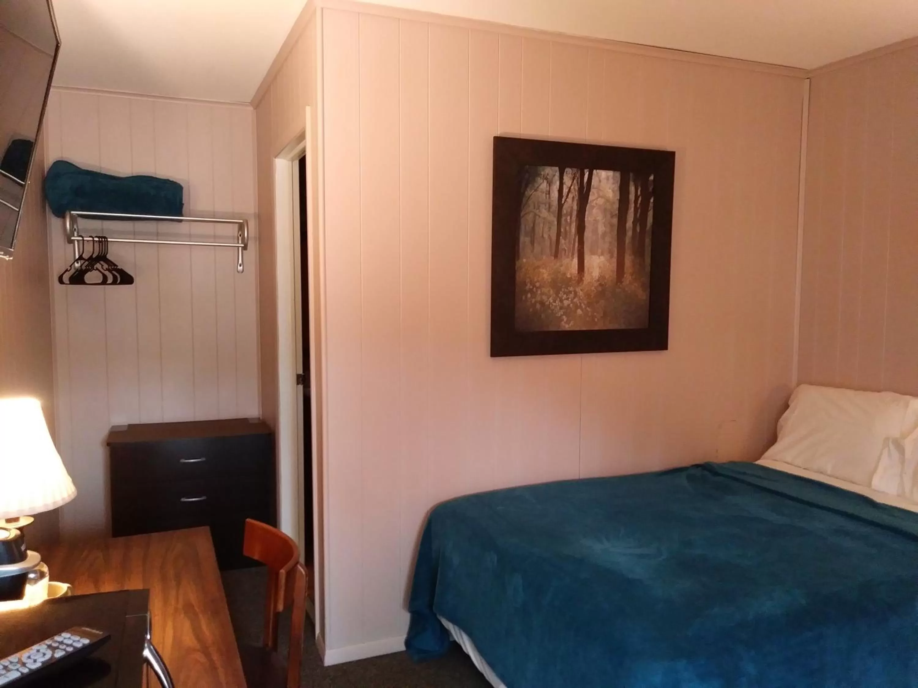 Bedroom, Bed in Rest Stop 6 Inn