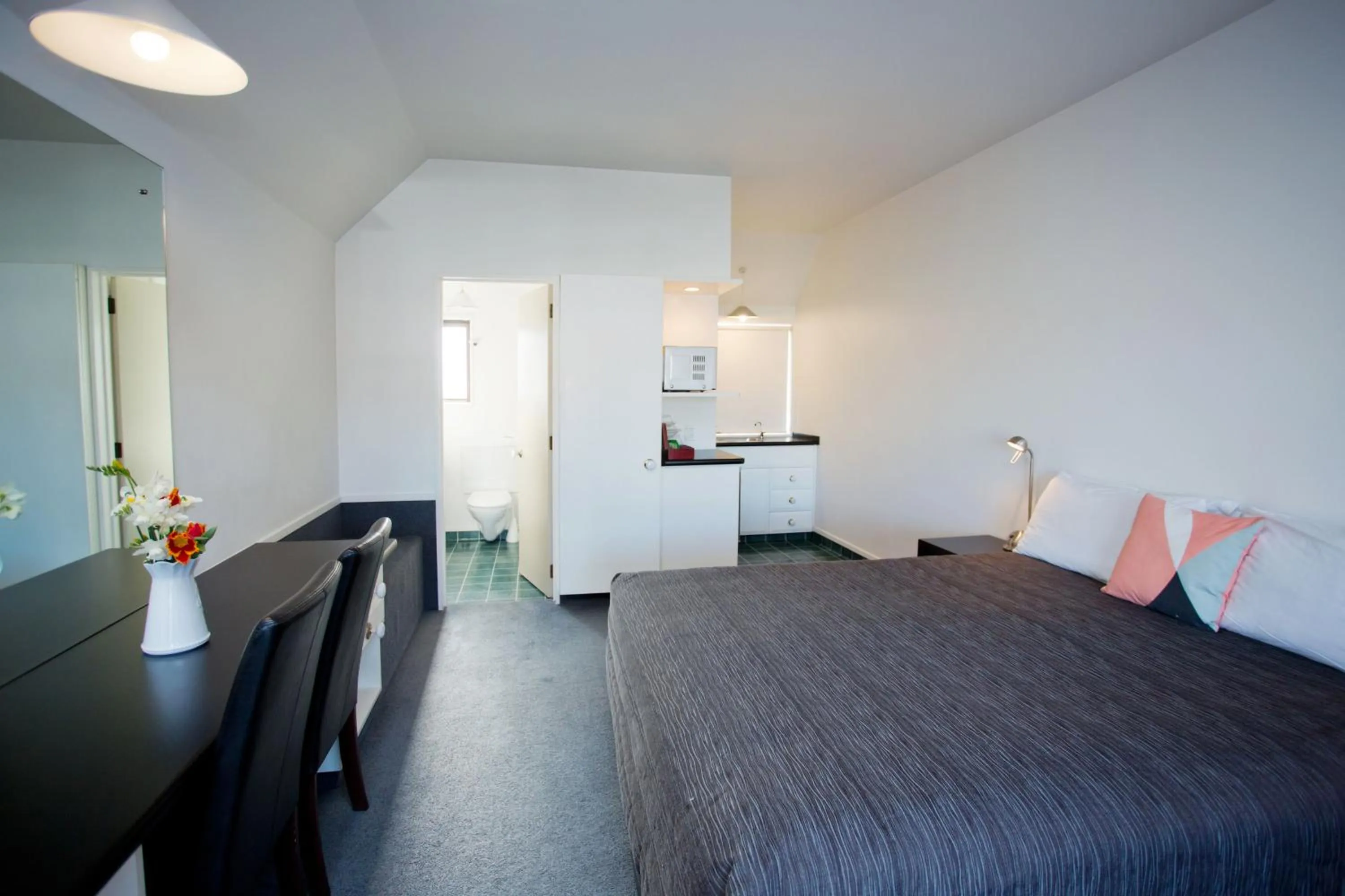 Photo of the whole room, Bed in Cable Court Motel