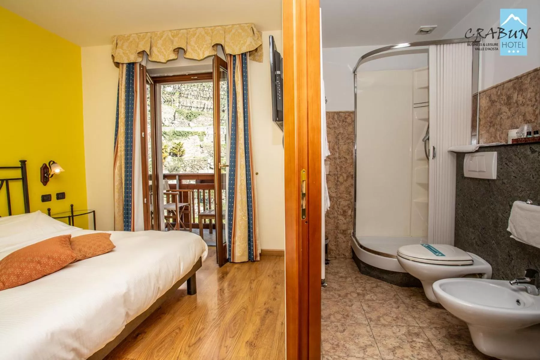 Bathroom, Bed in Crabun Hotel