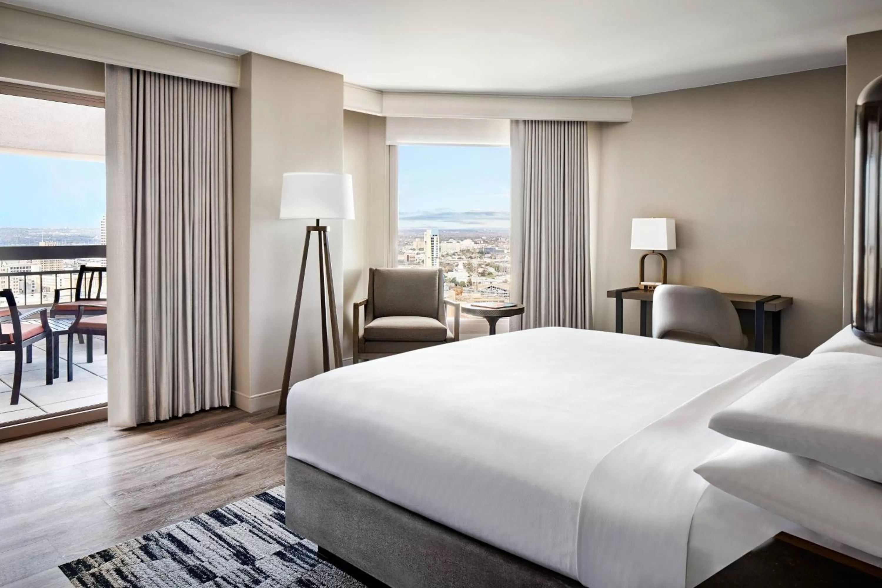 Photo of the whole room, Bed in San Antonio Marriott Rivercenter on the River Walk