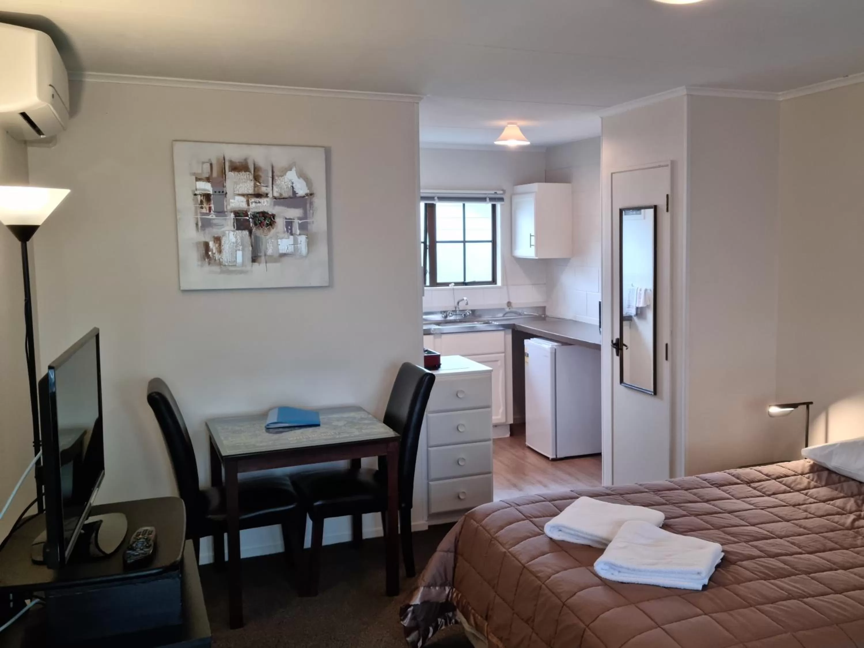 Kitchen or kitchenette, Bed in Stonehaven Motel