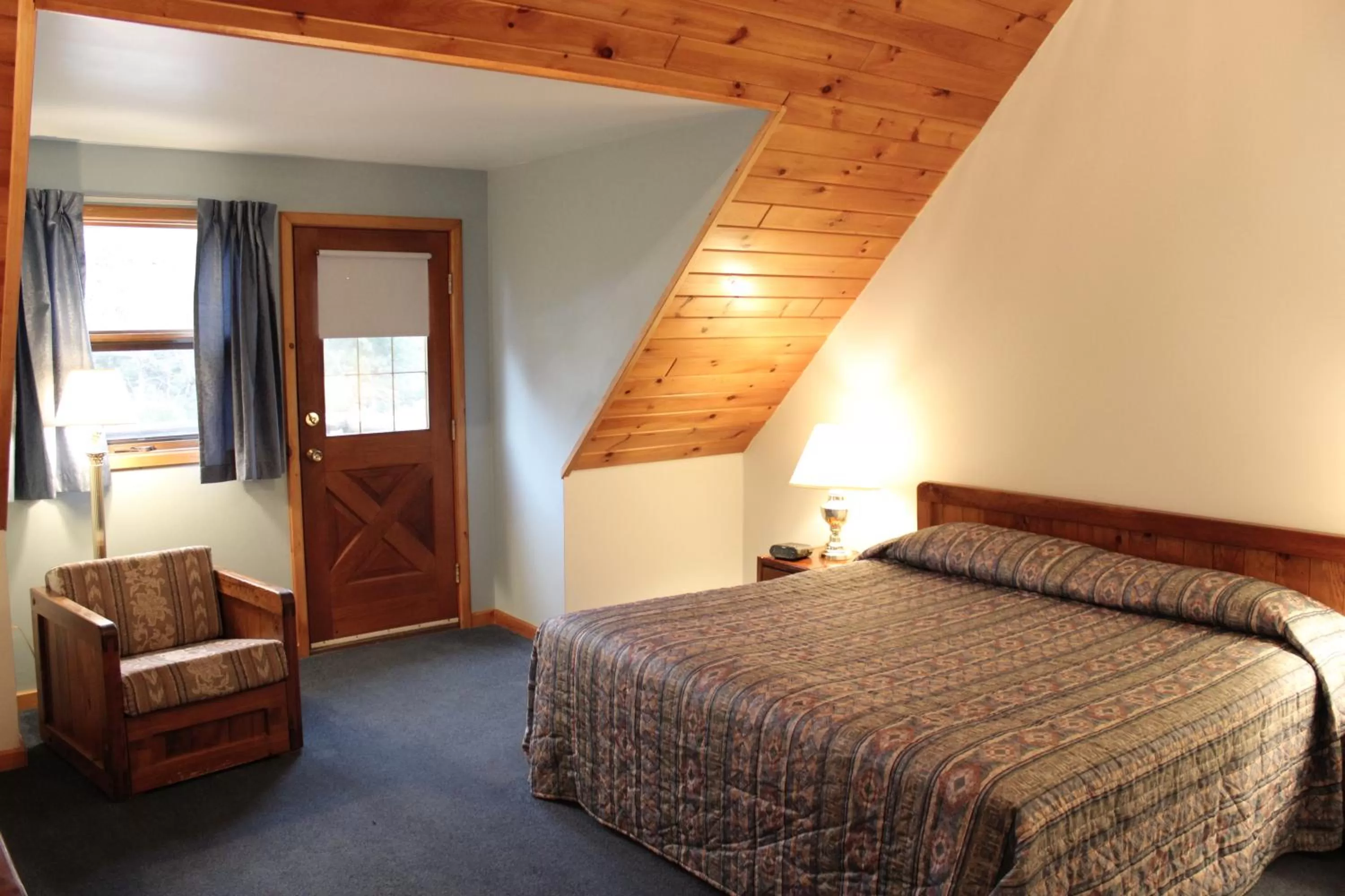 Bed in Nootka Lodge