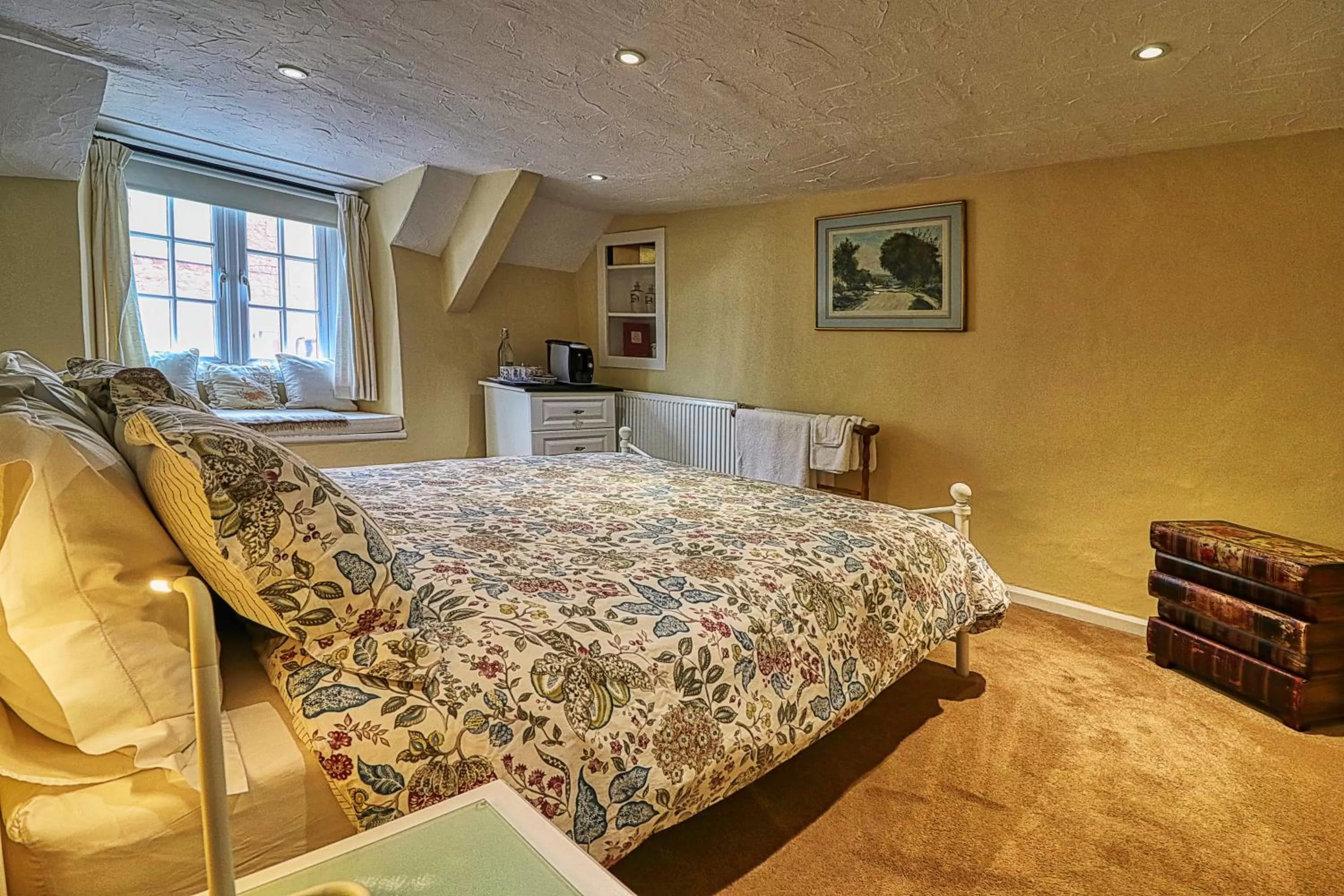 Bedroom, Bed in The Old Bookshop