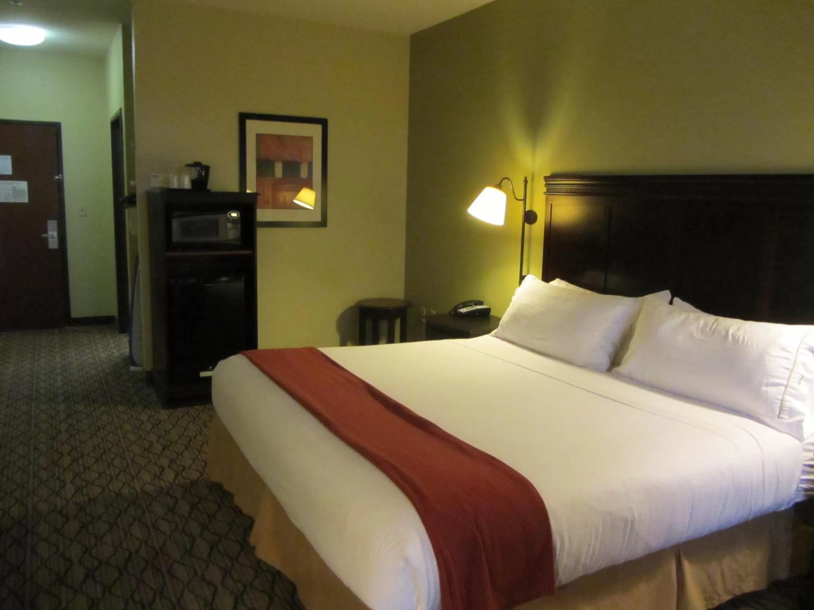 Bed in Holiday Inn Express Sweetwater by IHG