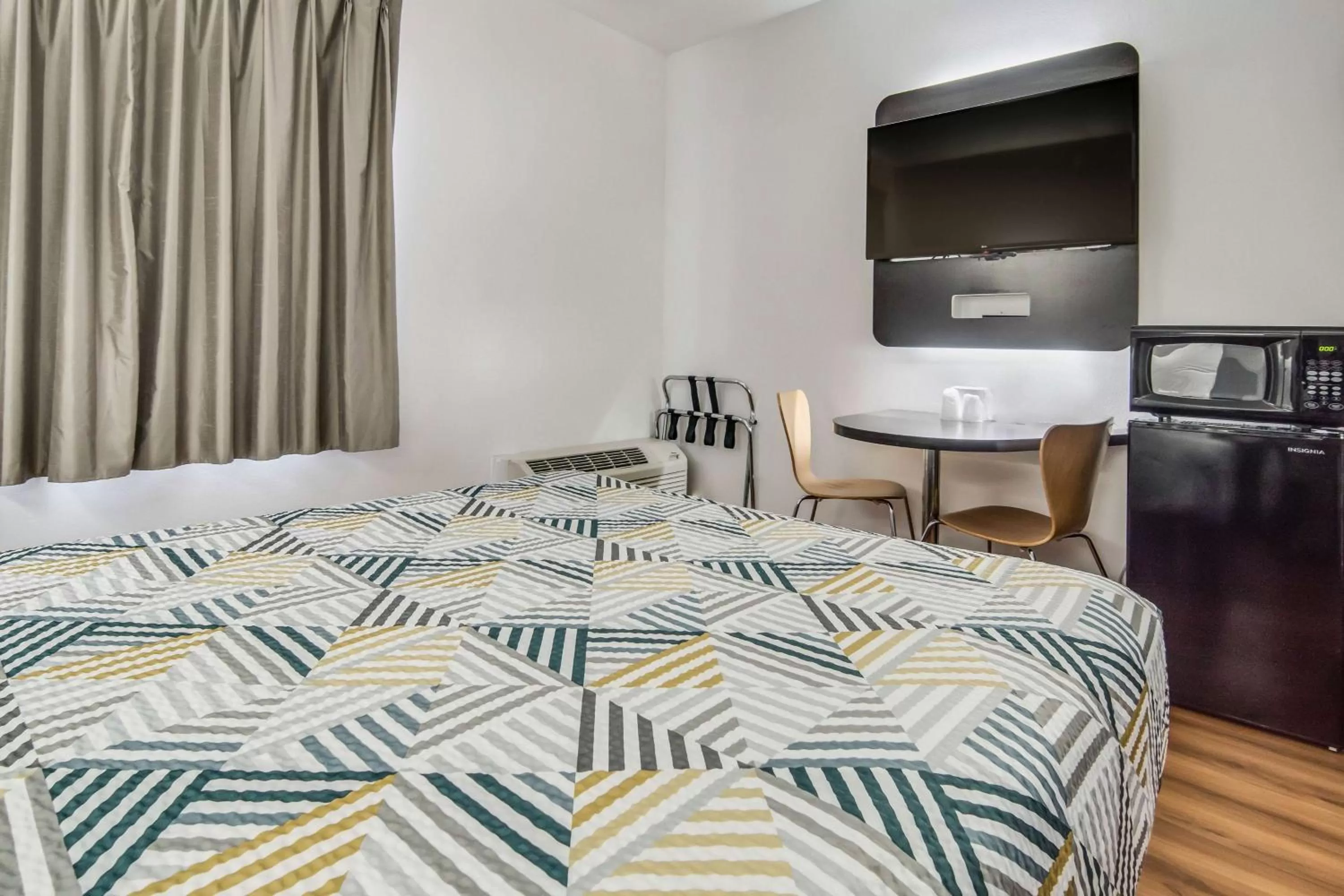 Bedroom, Bed in Motel 6-Cleburne, TX