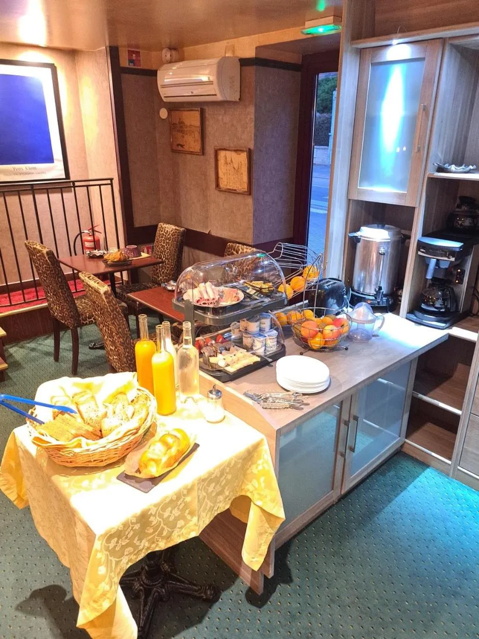 Breakfast in Logis hôtel Au Relais Nivernais