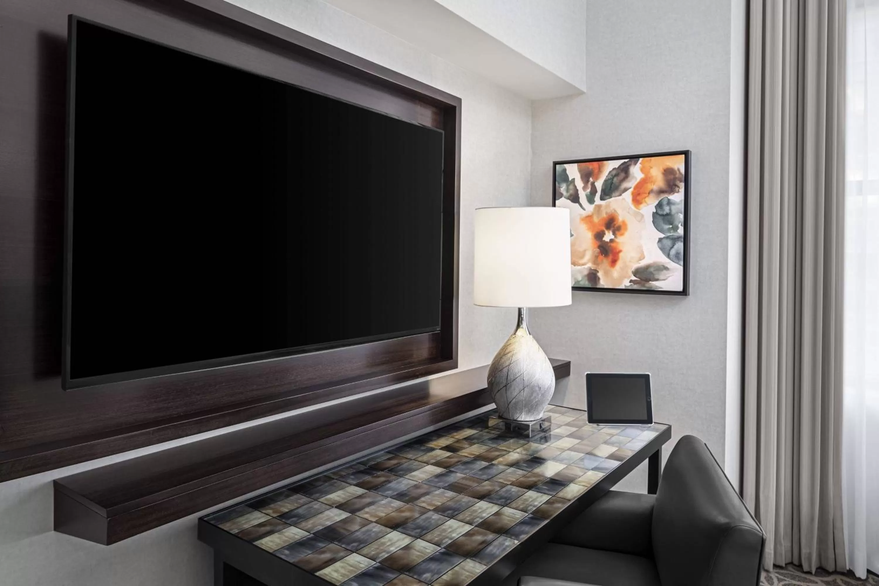 One-Bedroom Executive King Suite with Sofa Bed in JW Marriott Houston Downtown