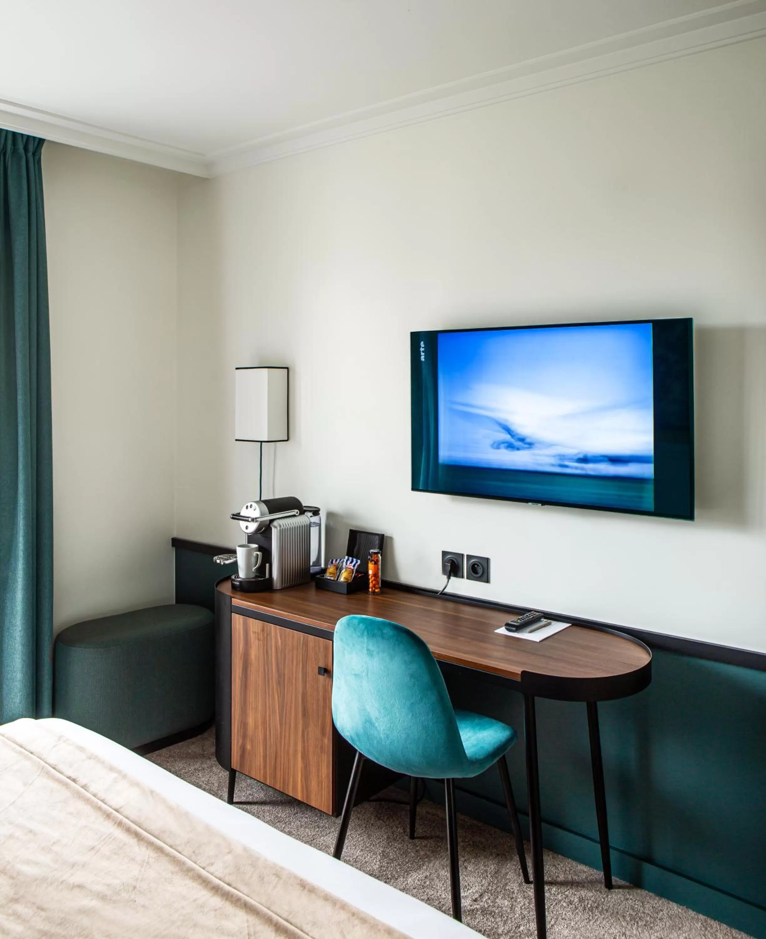 TV and multimedia, Bed in Hotel Paris Boulogne - Futur Mercure Paris Boulogne Pont de Saint Cloud - Janvier 2026