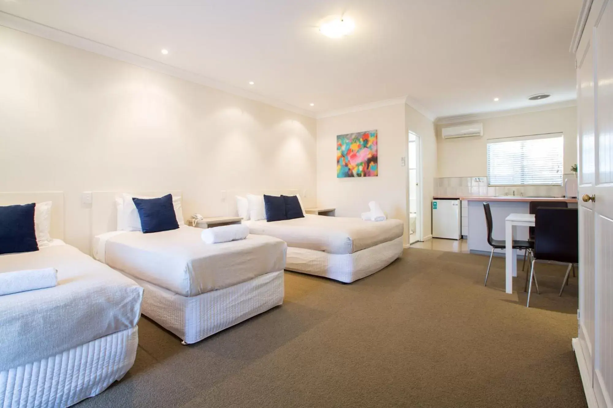 Family Room in Lincoln Cottage Motor Inn Family Room in Lincoln Cottage Motor Inn