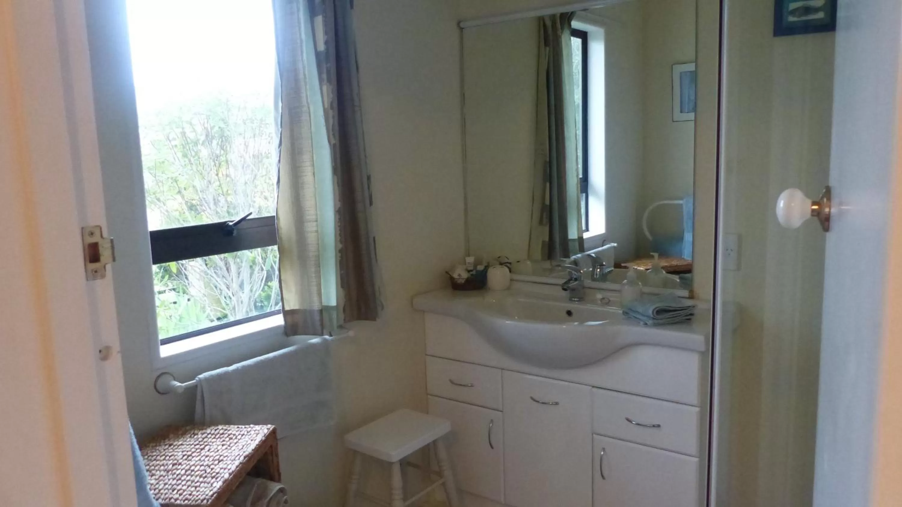 Bathroom in Ashcroft Gardens Bed & Breakfast