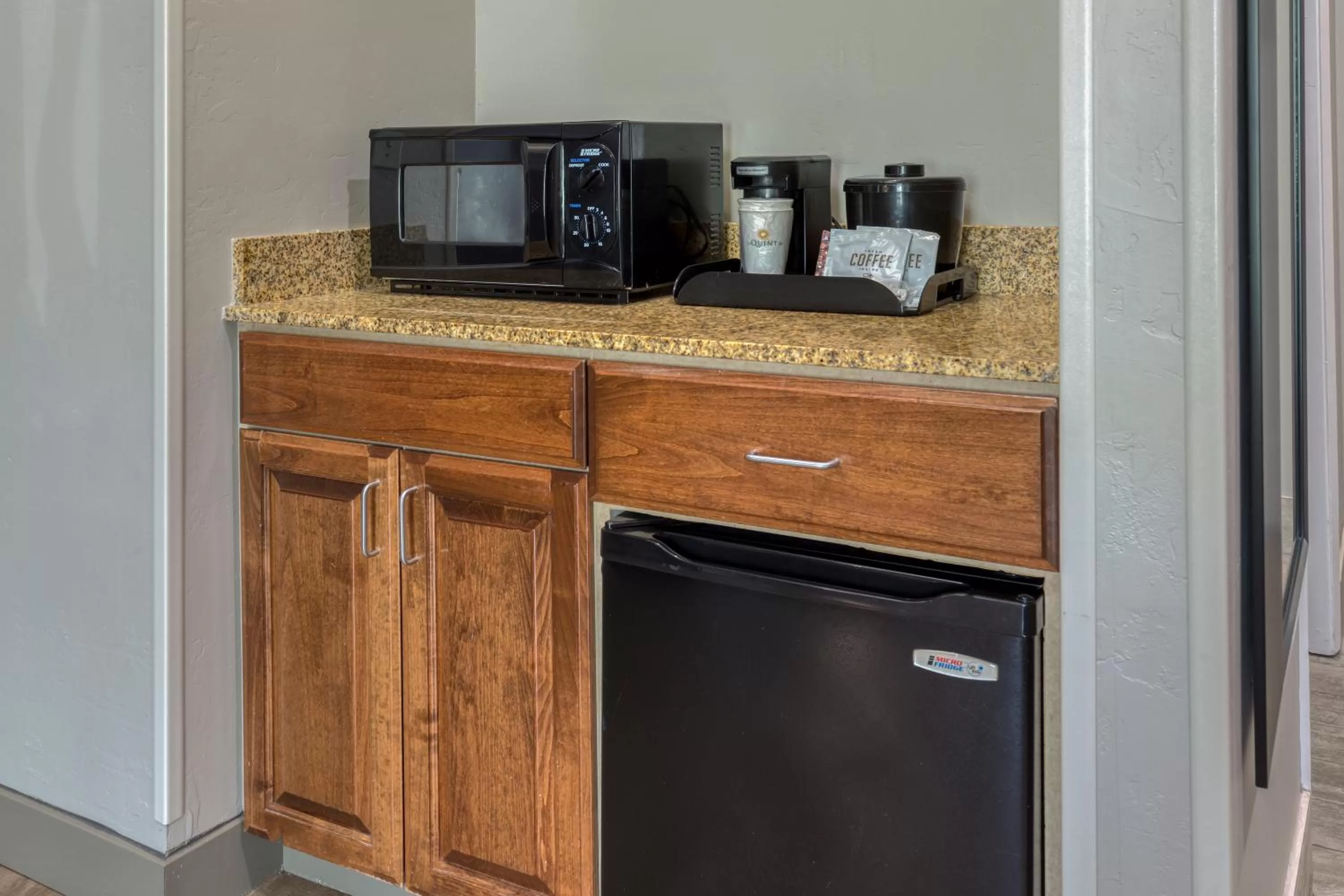 Coffee/tea facilities in La Quinta by Wyndham Visalia/Sequoia Gateway