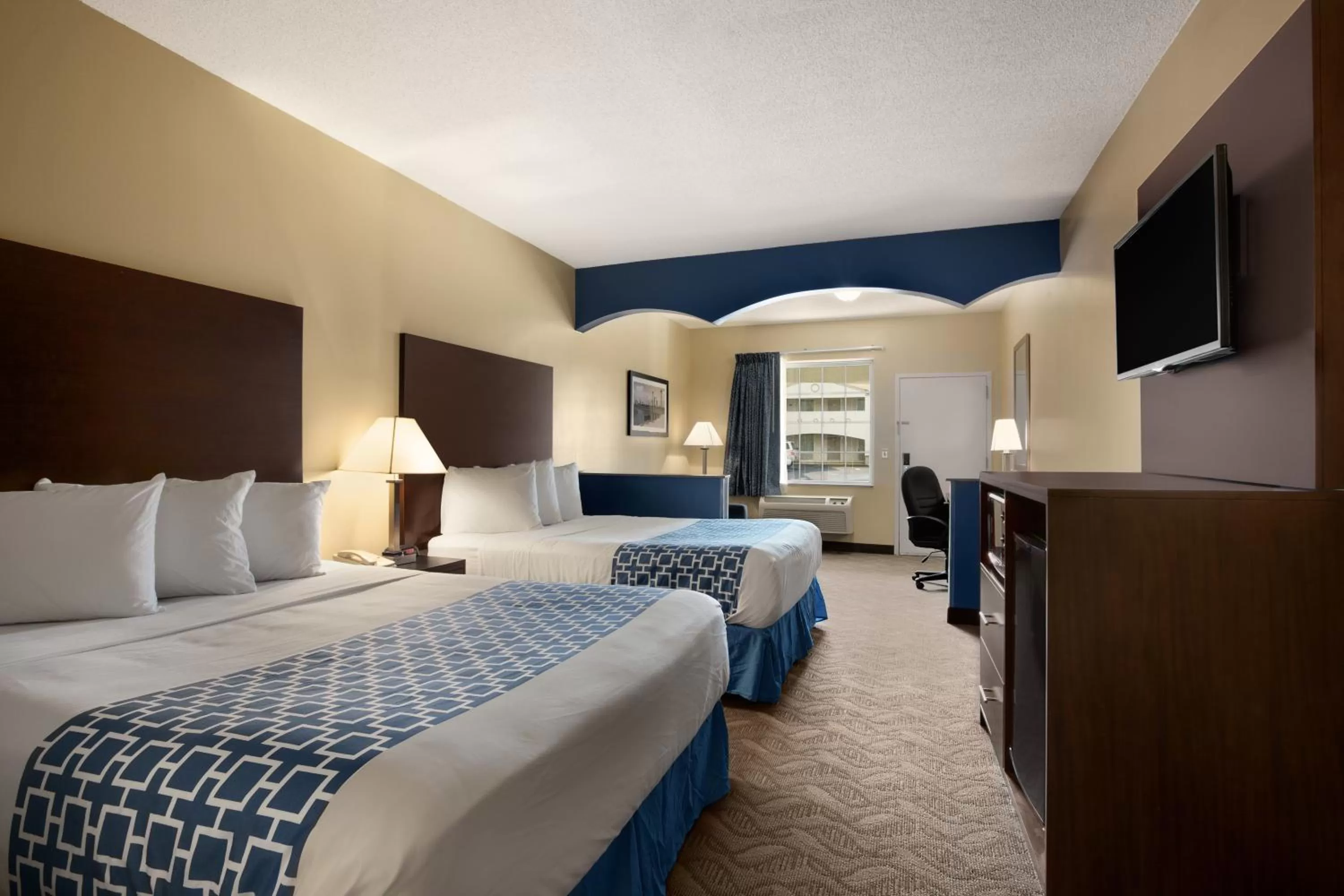 Bedroom, Bed in Days Inn & Suites by Wyndham Cherry Hill - Philadelphia