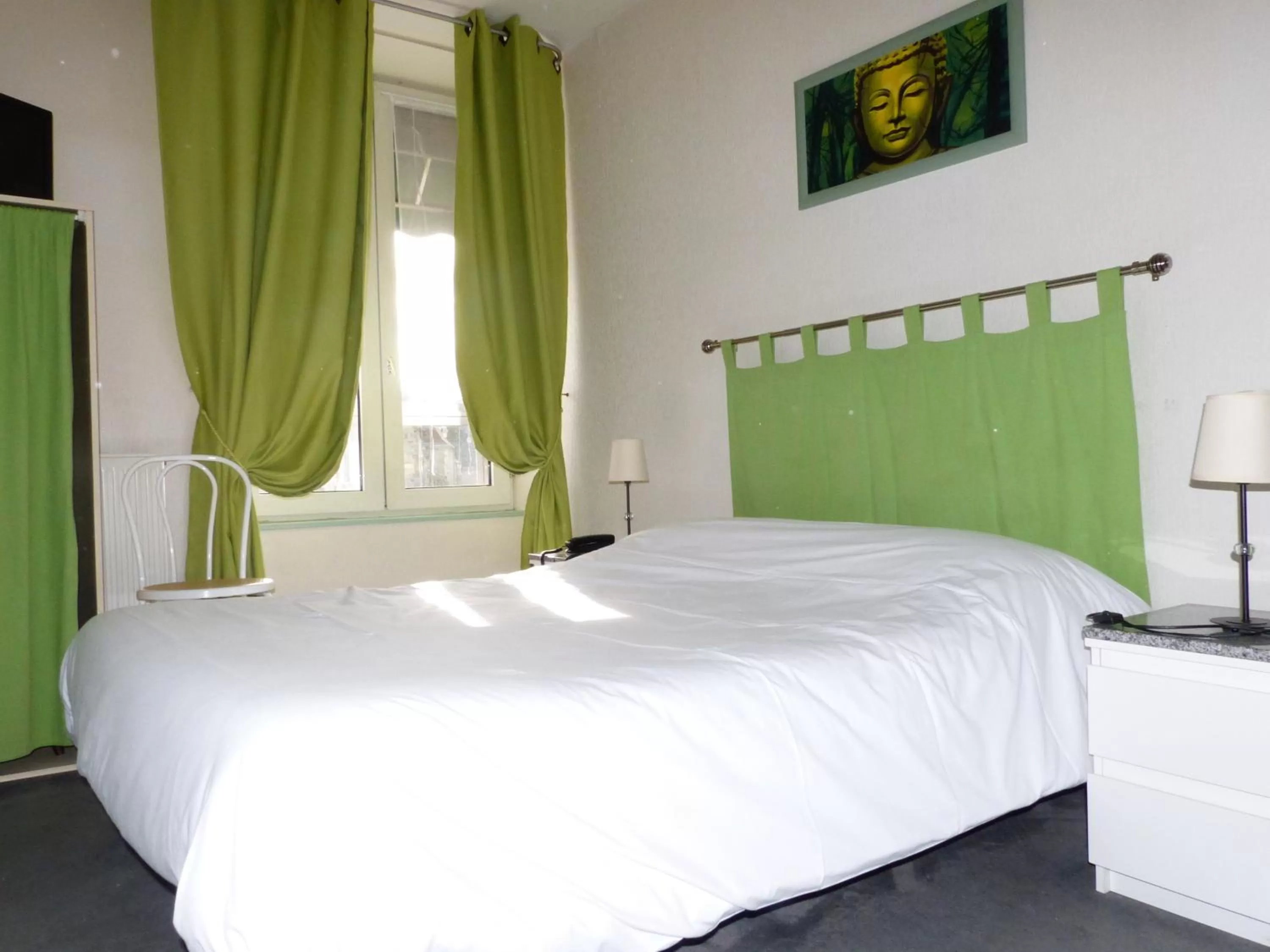 Bed in Logis Hôtel Au Croissant