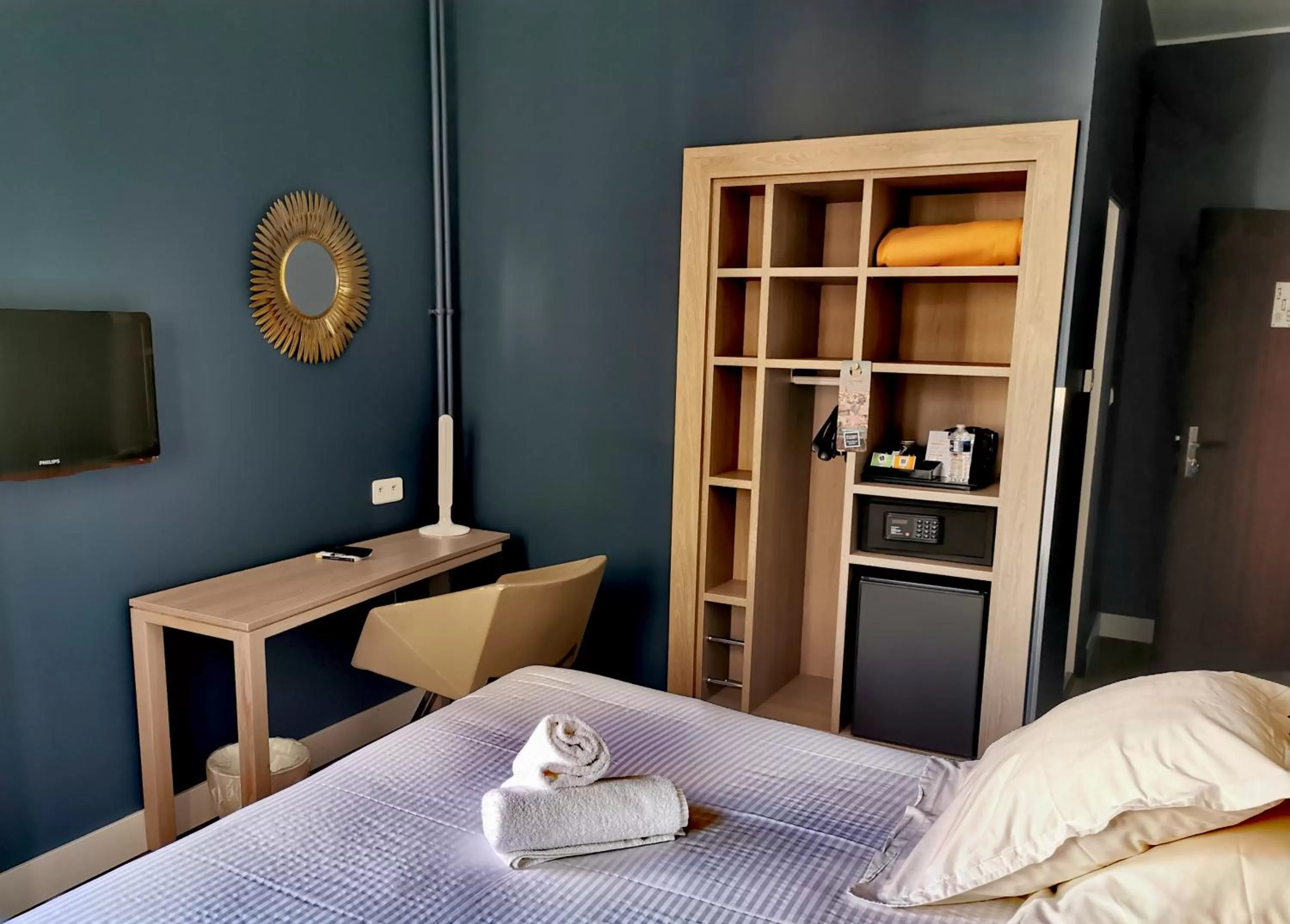 Bed in Grand Hôtel Dauphiné Toulon, Boutique Hôtel & Suites