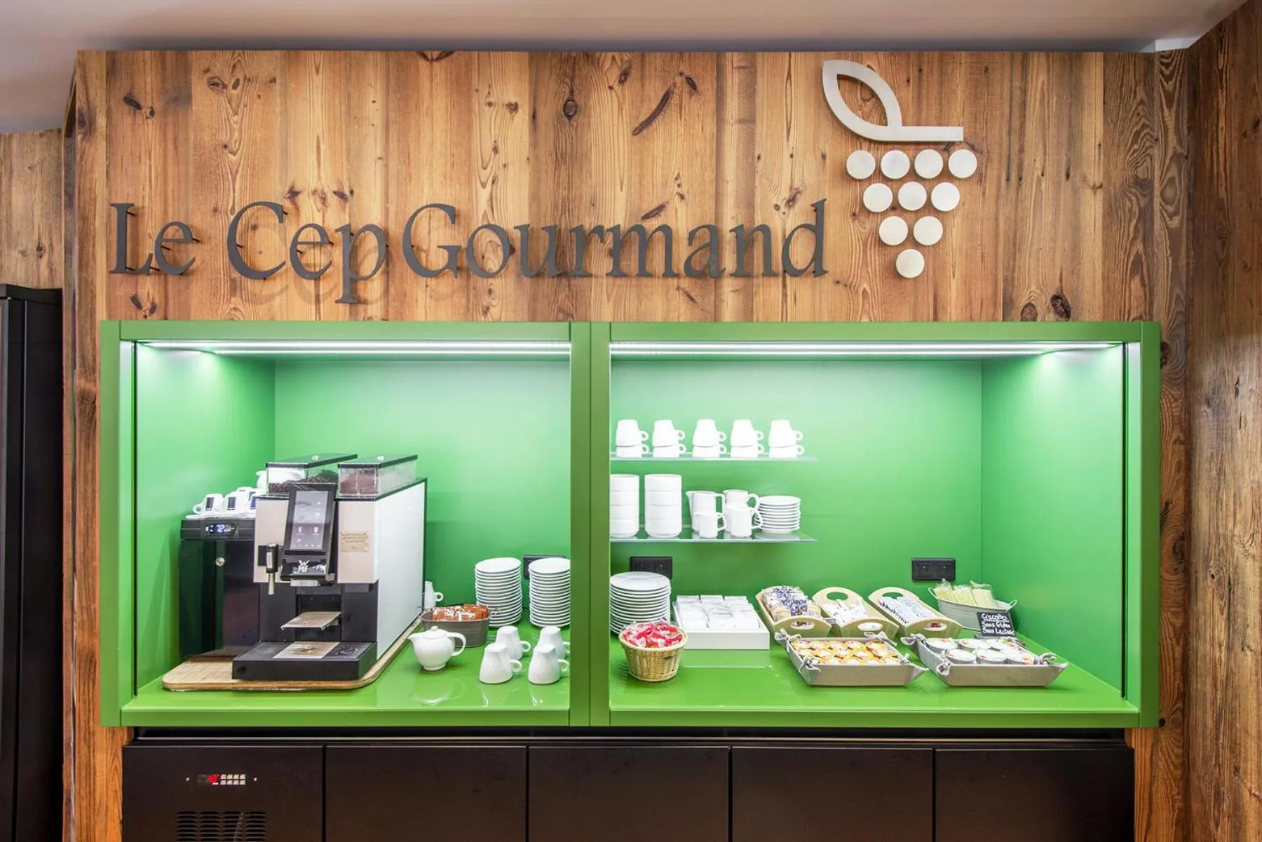 Buffet breakfast in La Clé Des Champs