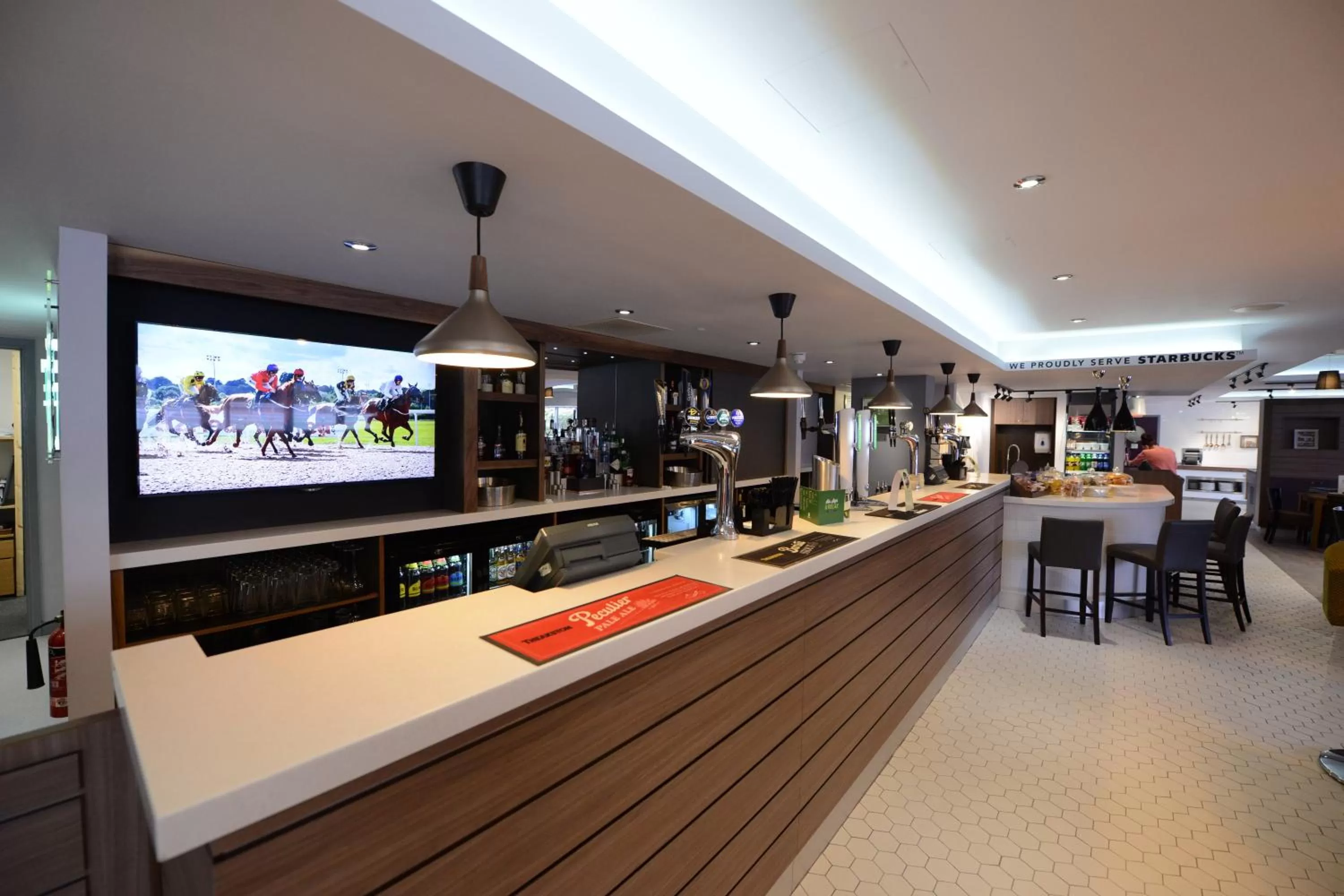 Lounge or bar in Holiday Inn Wolverhampton - Racecourse by IHG