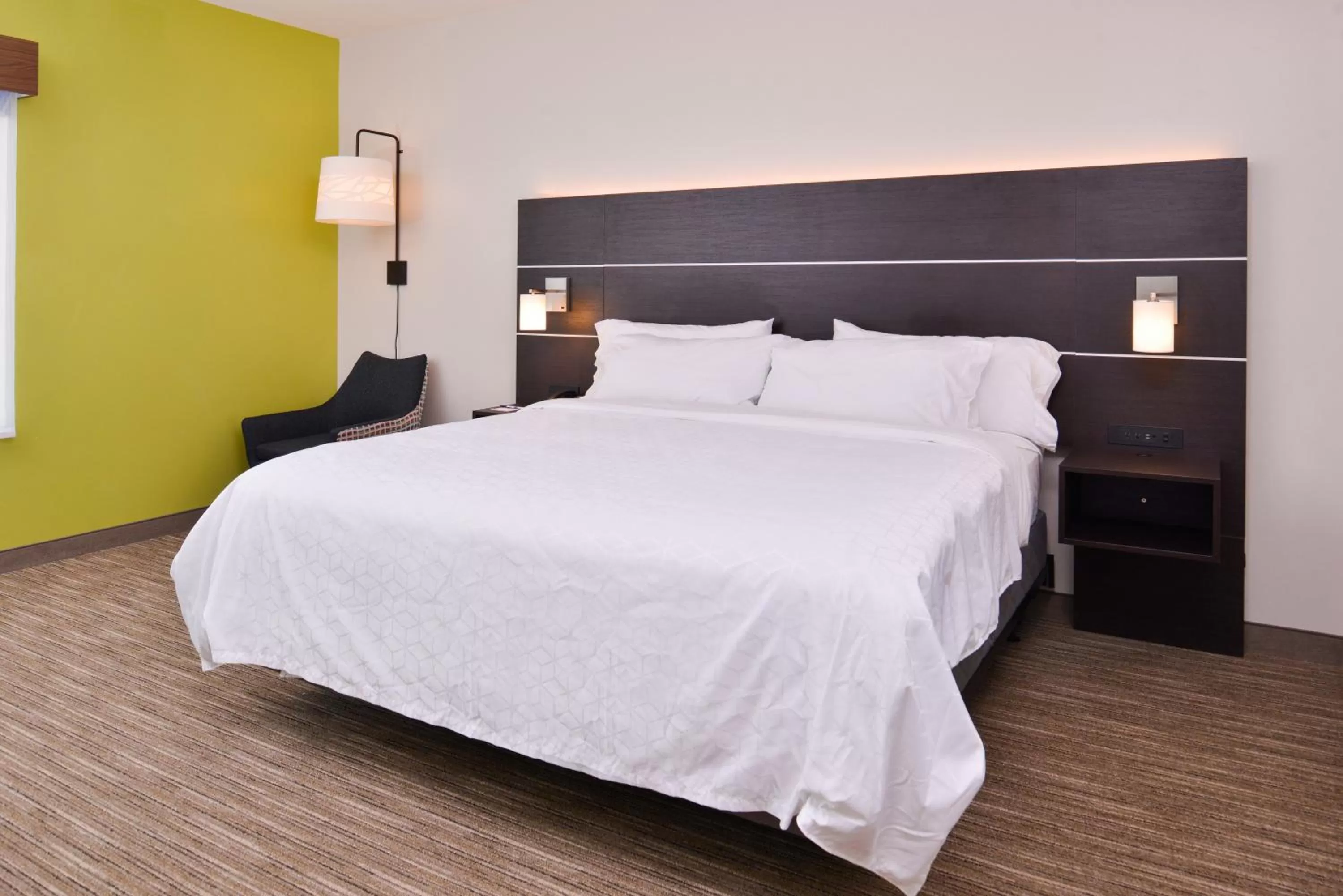 Photo of the whole room, Bed in Holiday Inn Express & Suites - Mall of America - MSP Airport by IHG