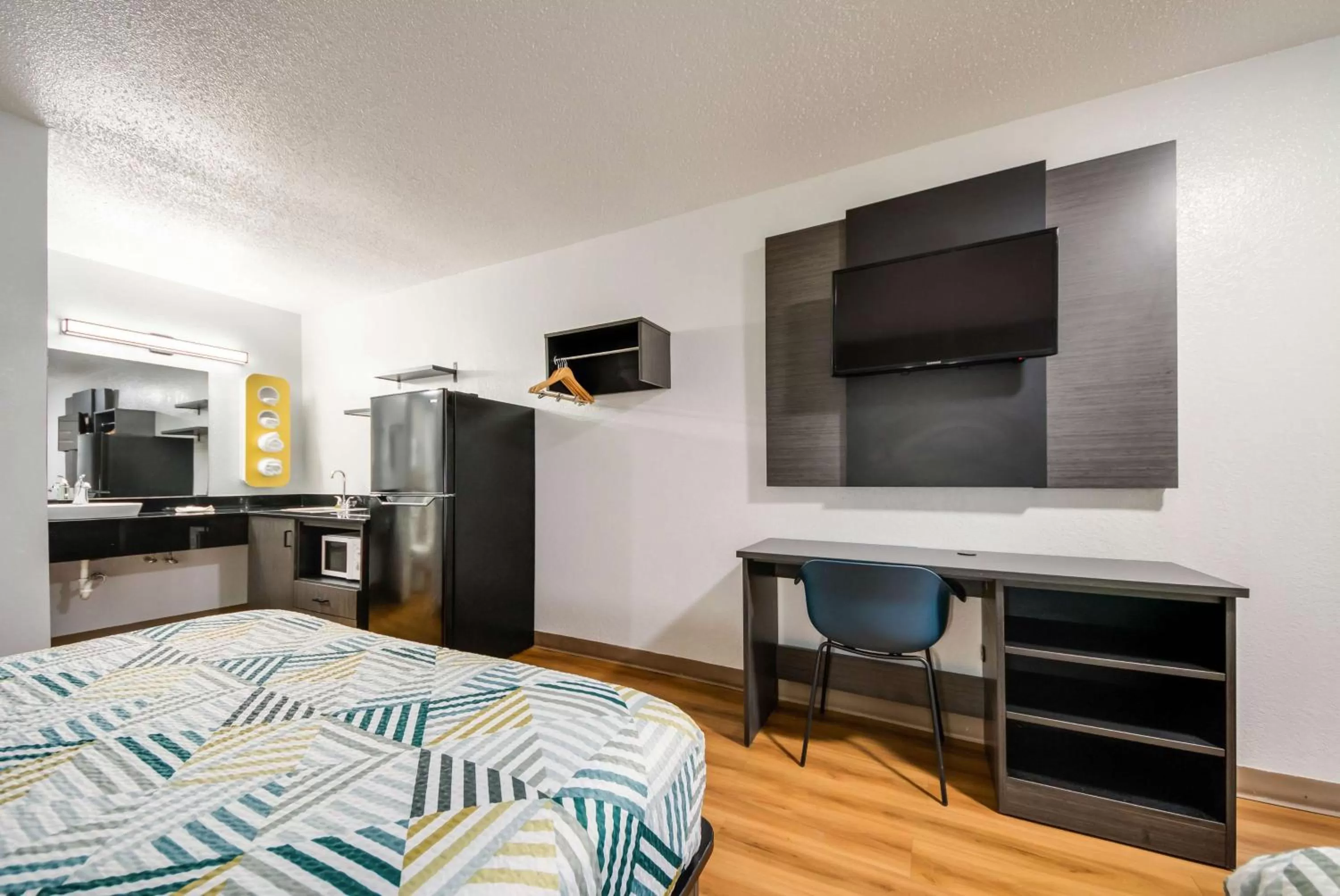 Photo of the whole room, Bed in Studio 6 Laredo, Tx - North I-35