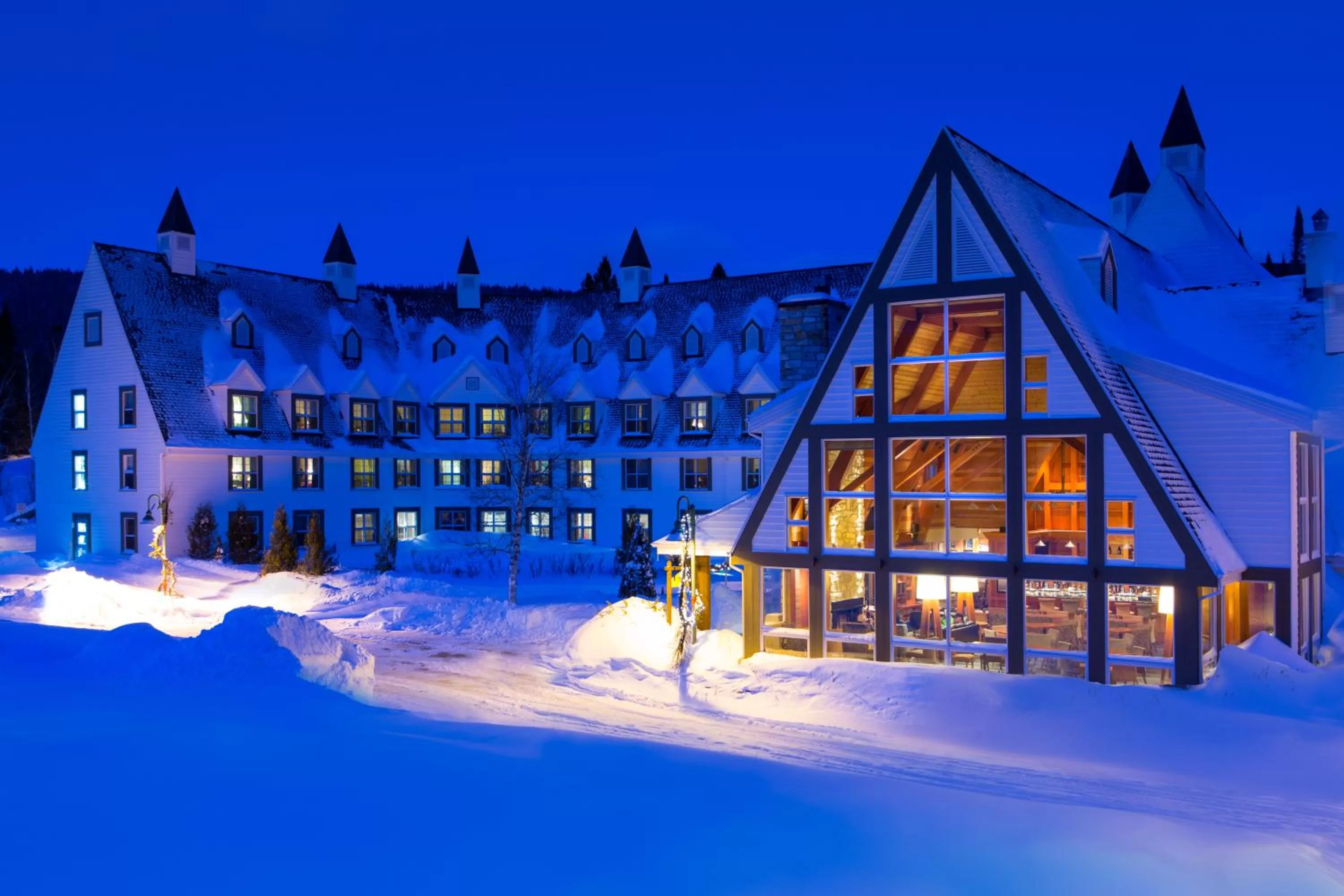 Facade/entrance in Gîte du Mont-Albert - Sepaq