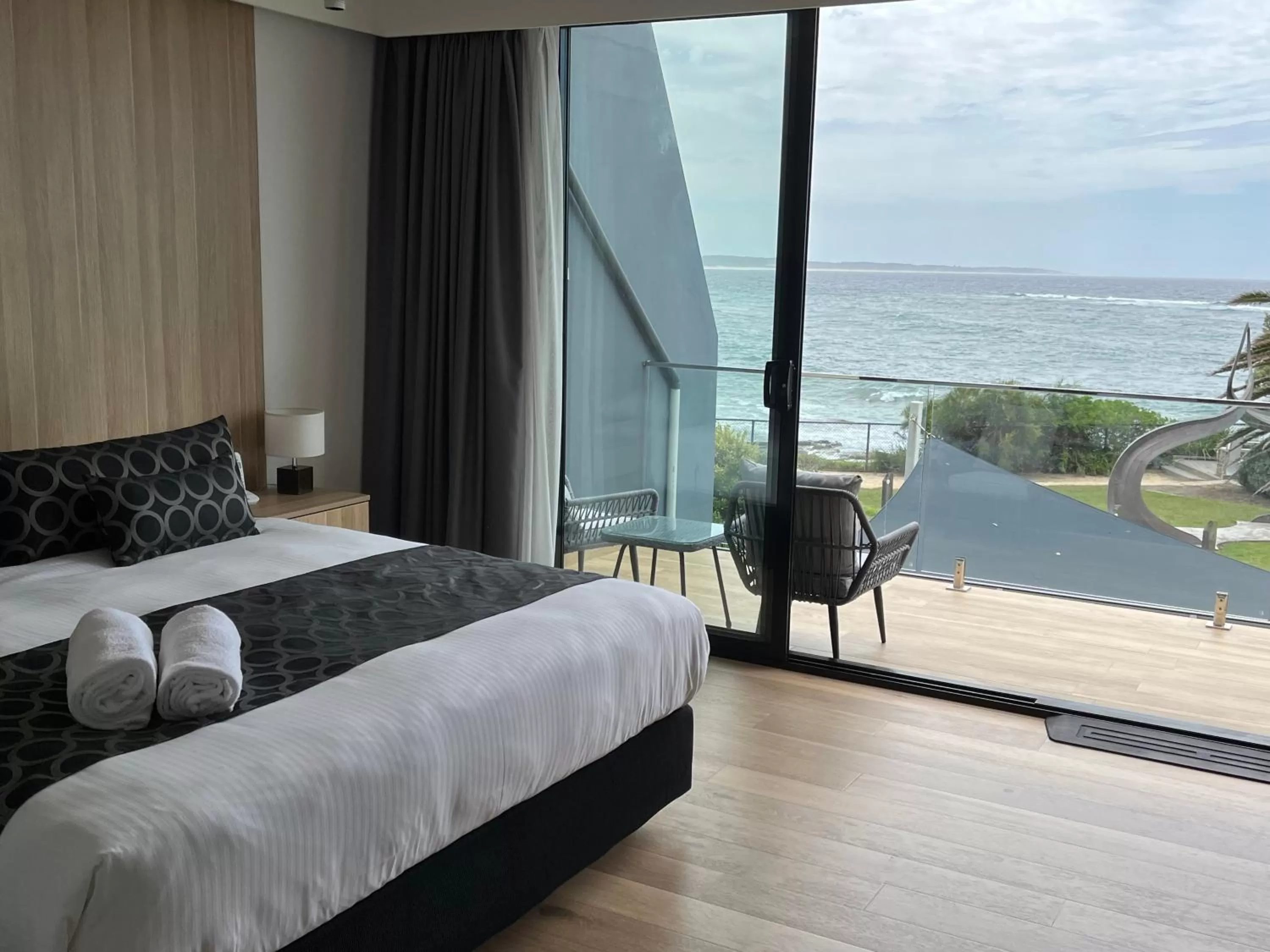 Balcony/Terrace, Bed in Ocean Front Motel