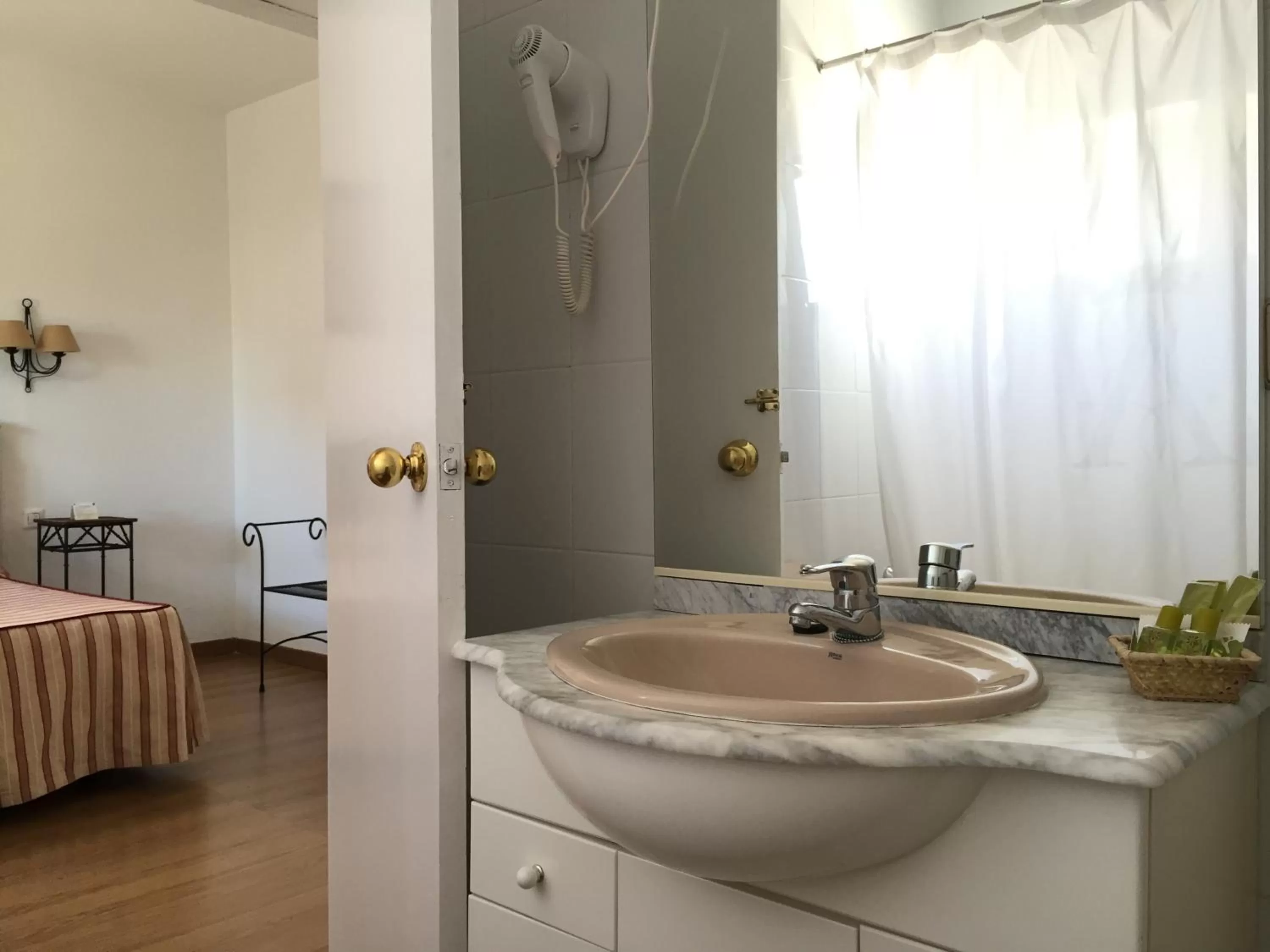 Bathroom, Bed in Apartamentos Atalayas Extremadura