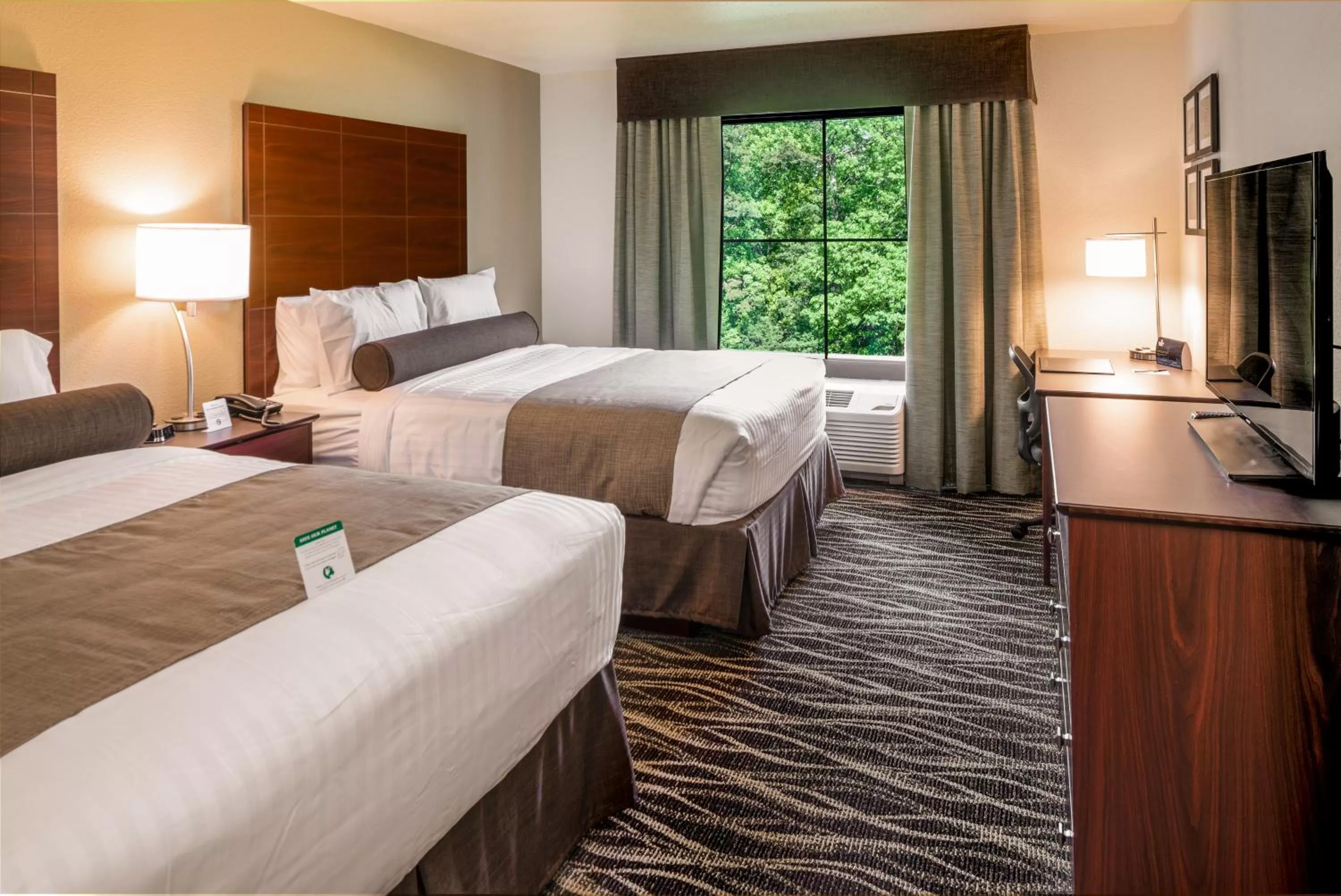 Bed in Cobblestone Inn & Suites Fairfield Bay