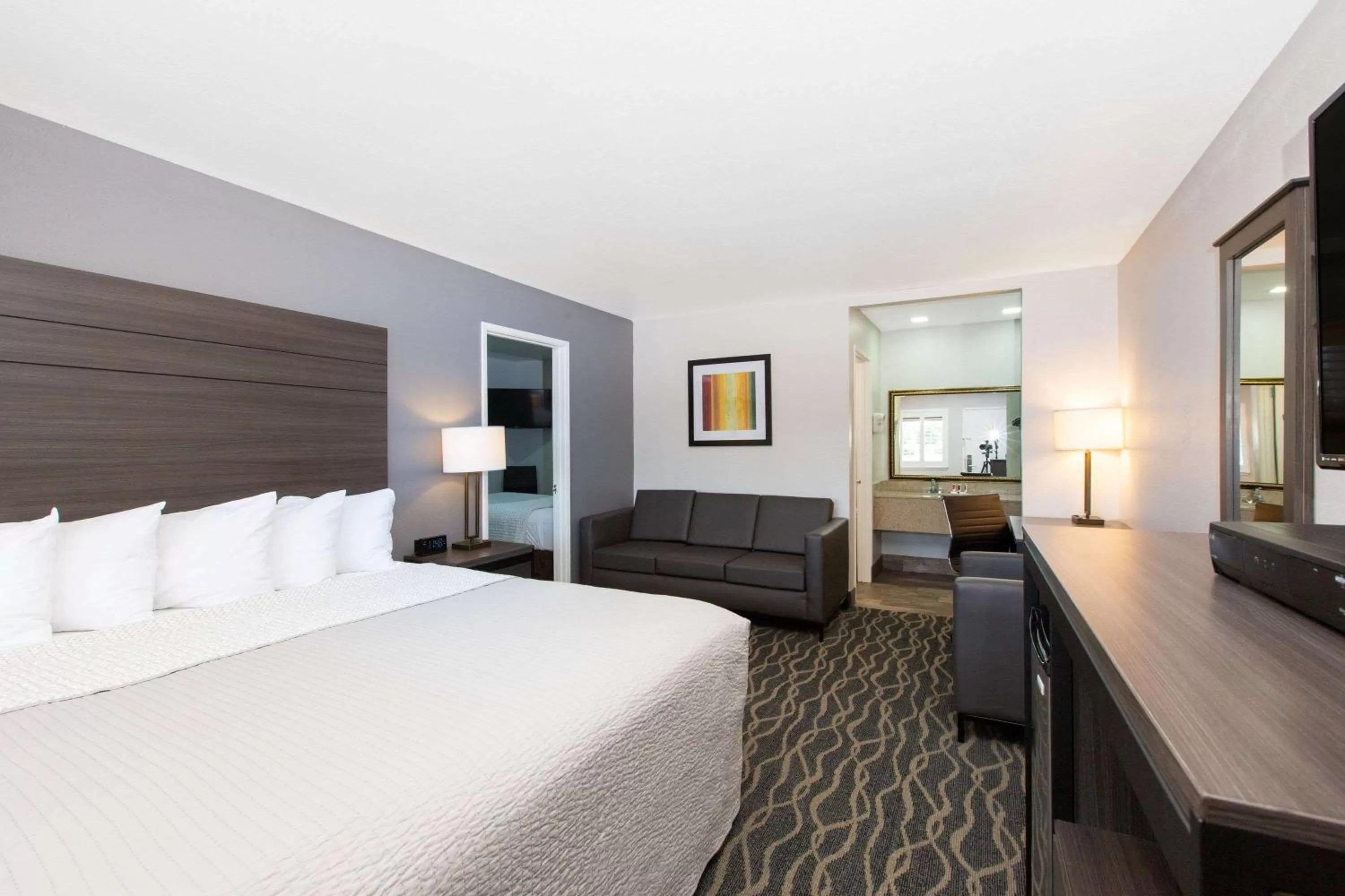 Photo of the whole room, Bed in Days Inn by Wyndham Ukiah