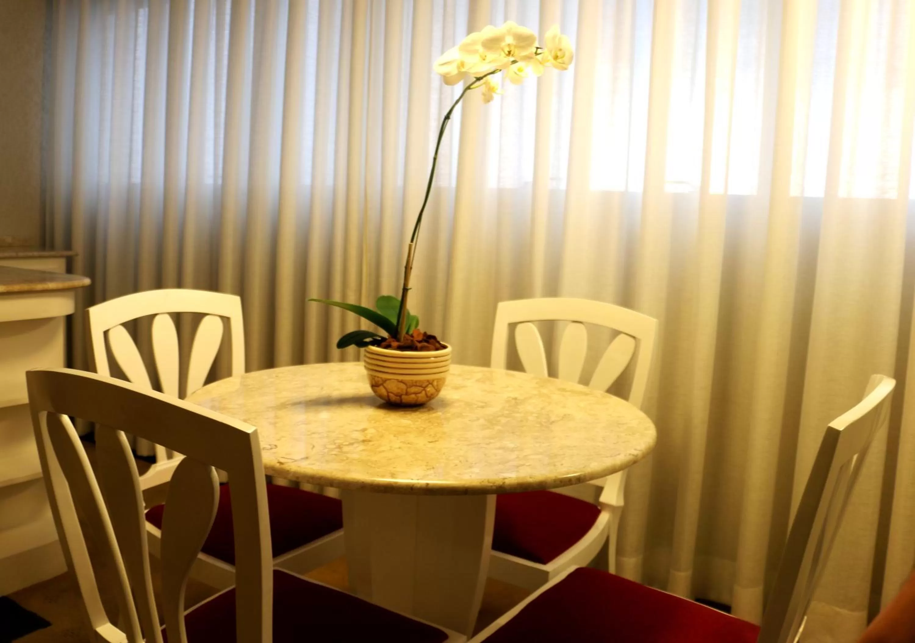 Living room, Dining Area in Bristol International Guarulhos