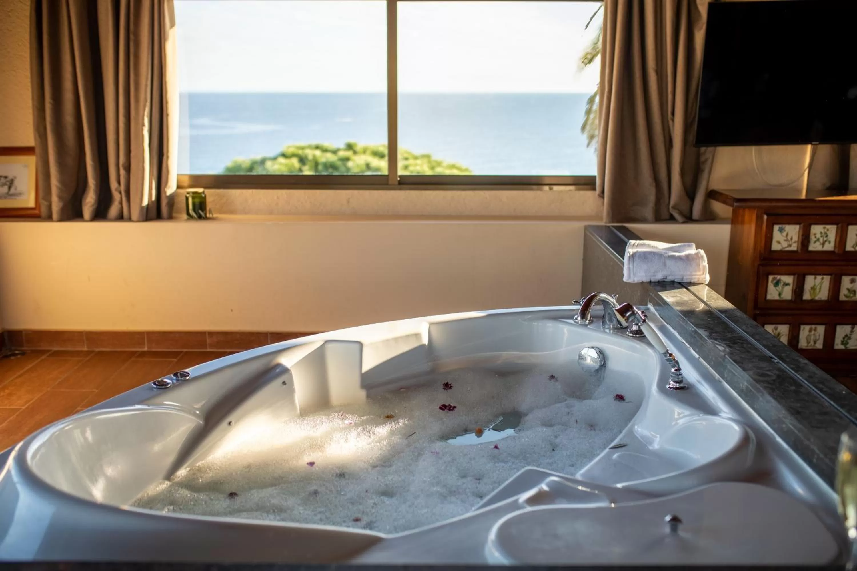 Hot Tub in Hotel Roger de Flor by Seleqtta