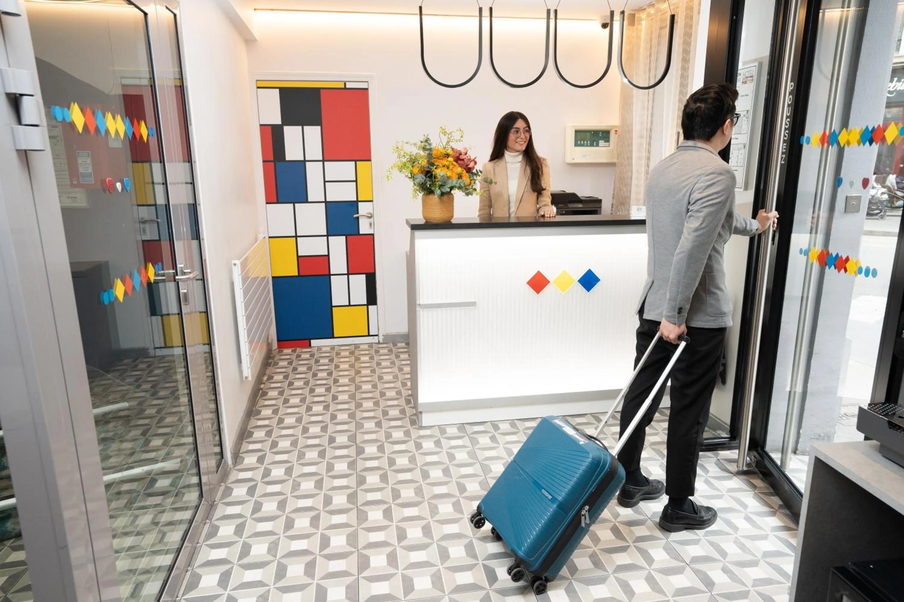 People in Hôtel Du Mont Dore Batignolles